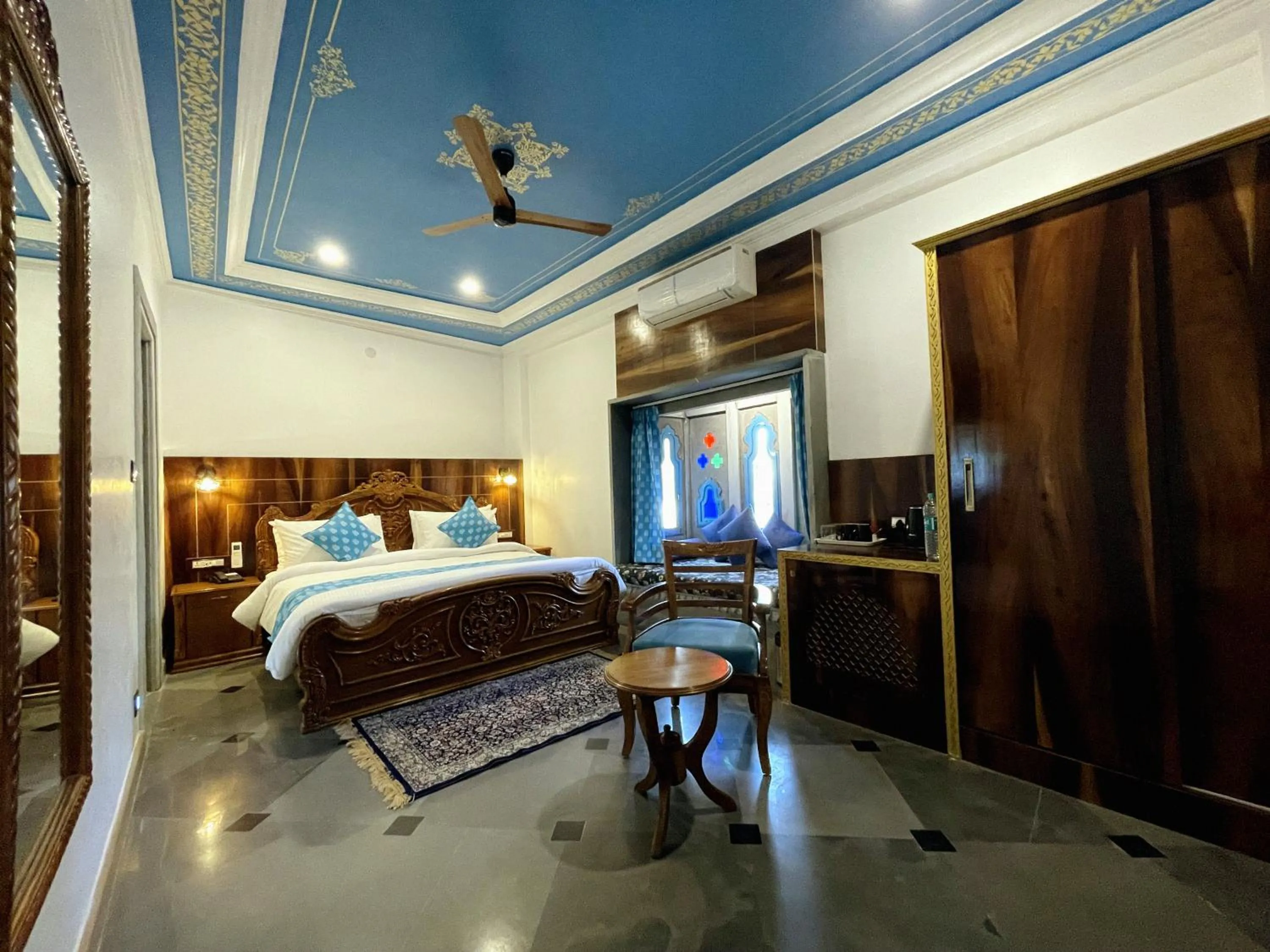 Photo of the whole room, Bed in AAJ HAVELI - Pichola Lake Facing Hotel