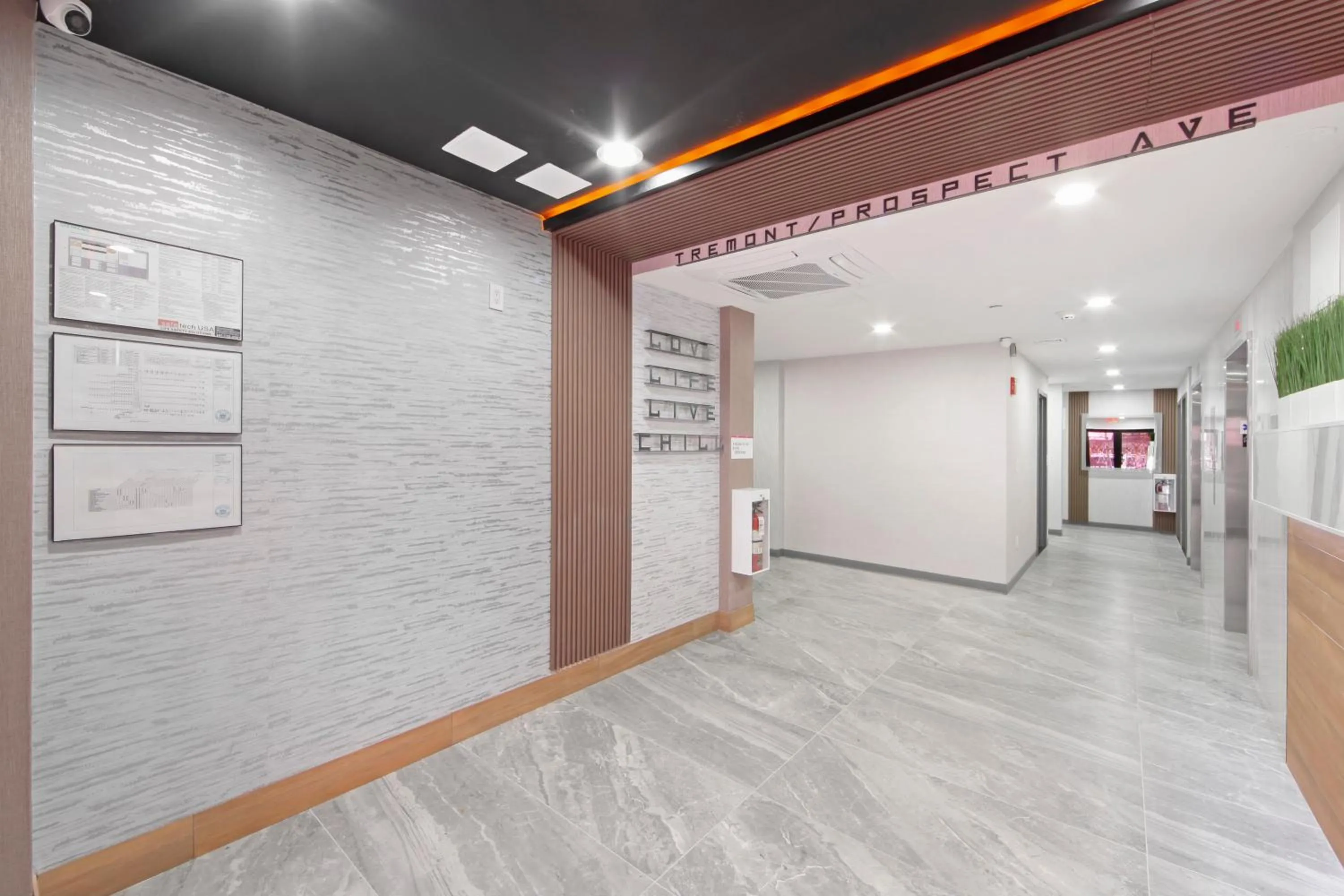 Lobby or reception in Hotel TREMONT Bronx Yankee Stadium