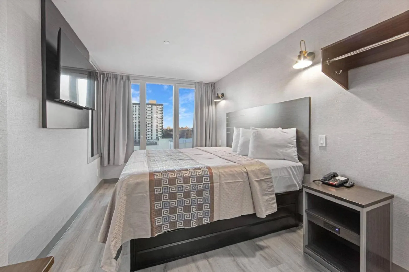 Bed in Hotel TREMONT Bronx Yankee Stadium