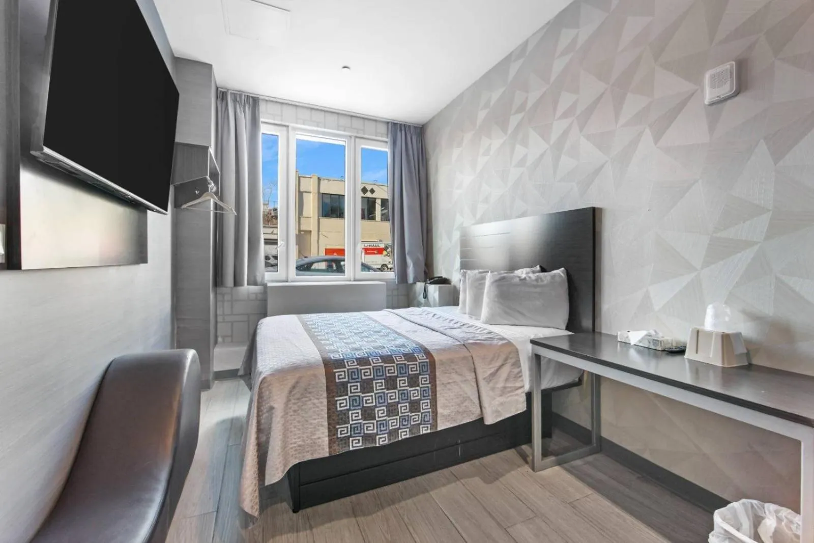 Photo of the whole room, Bed in Hotel 365 Bronx - Yankee Stadium