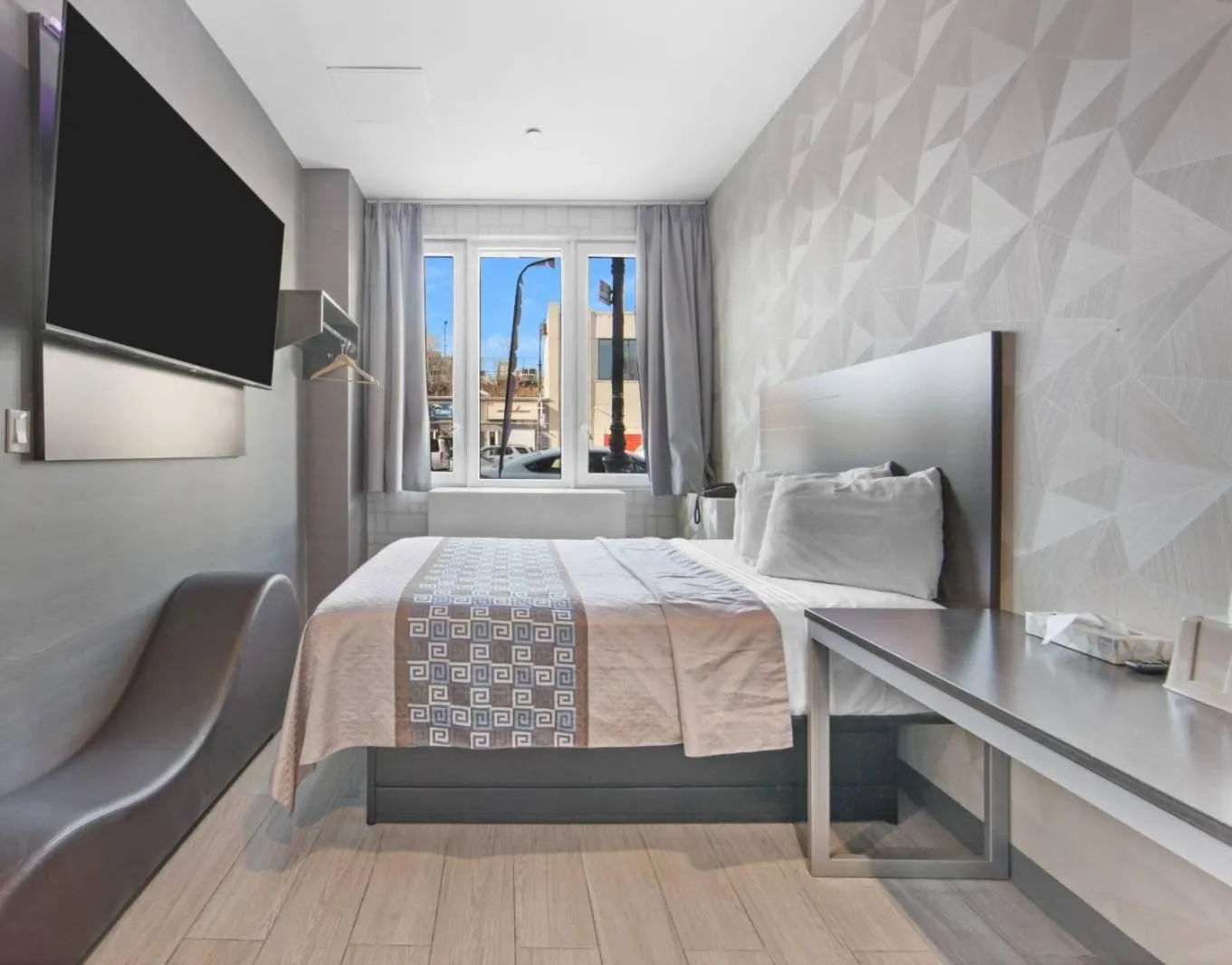 Bedroom, Bed in Hotel 365 Bronx - Yankee Stadium