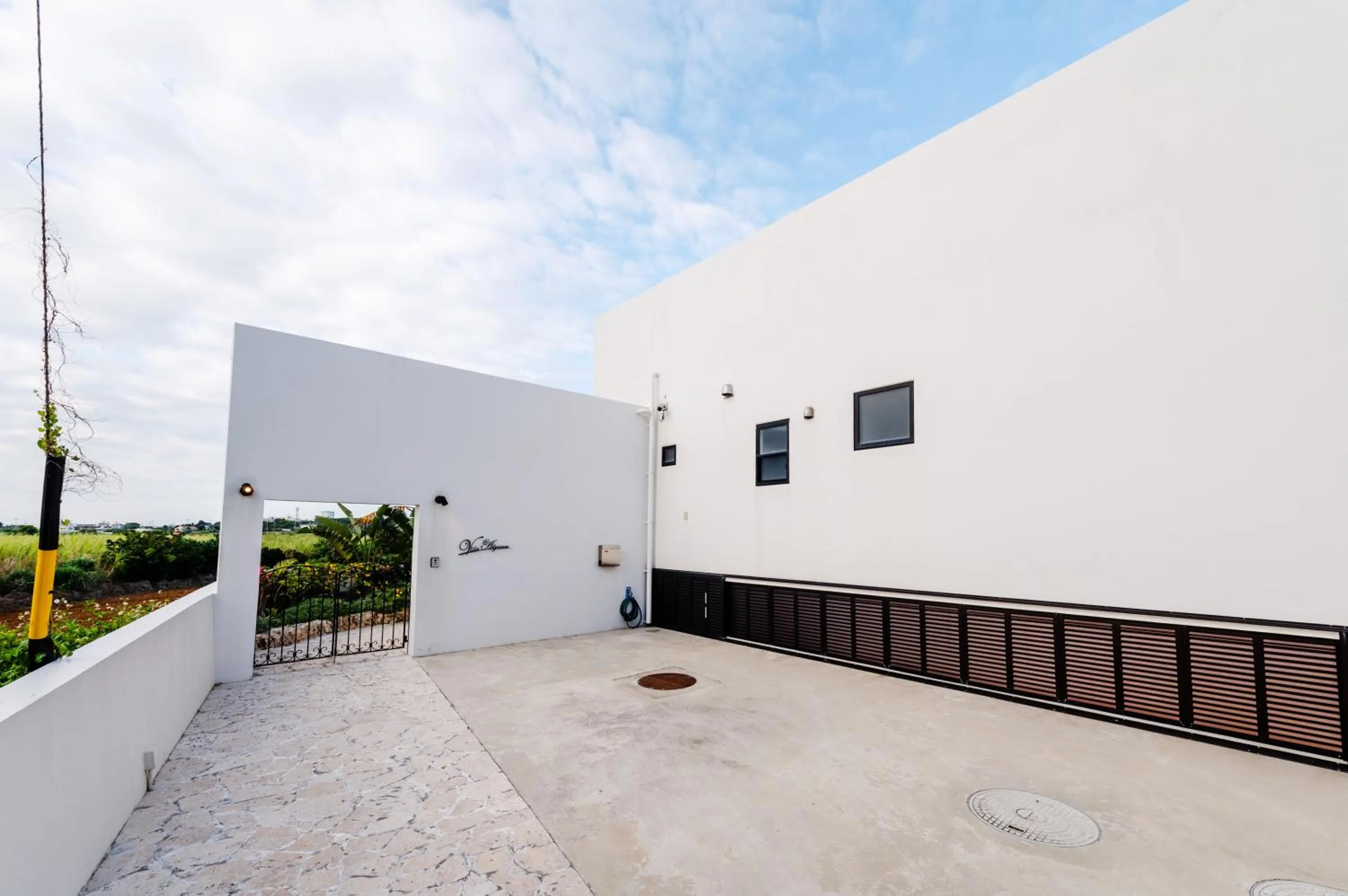Facade/entrance in Villa Alyssum