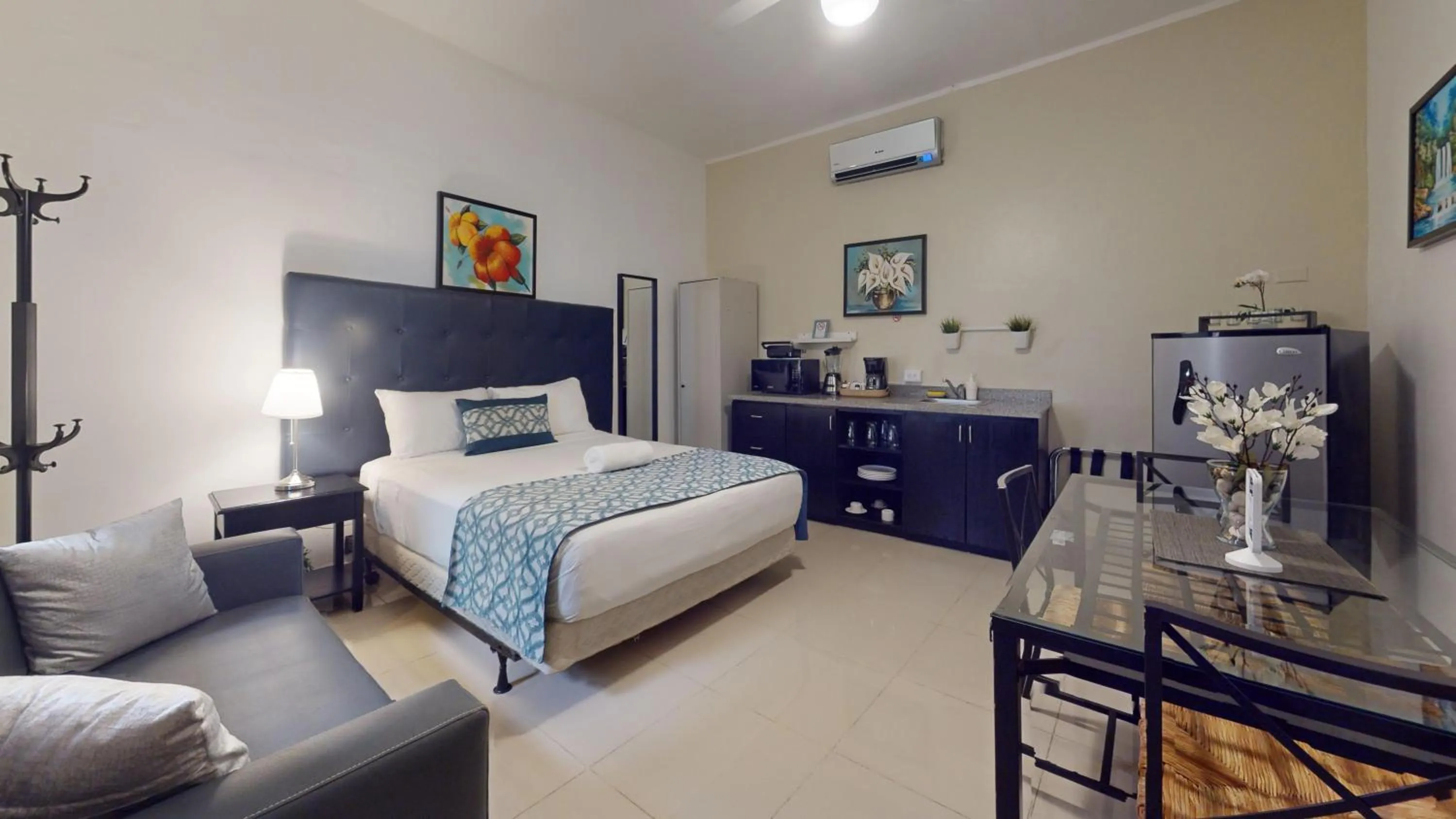 Dining area, Bed in Hotel Tau Art Residence