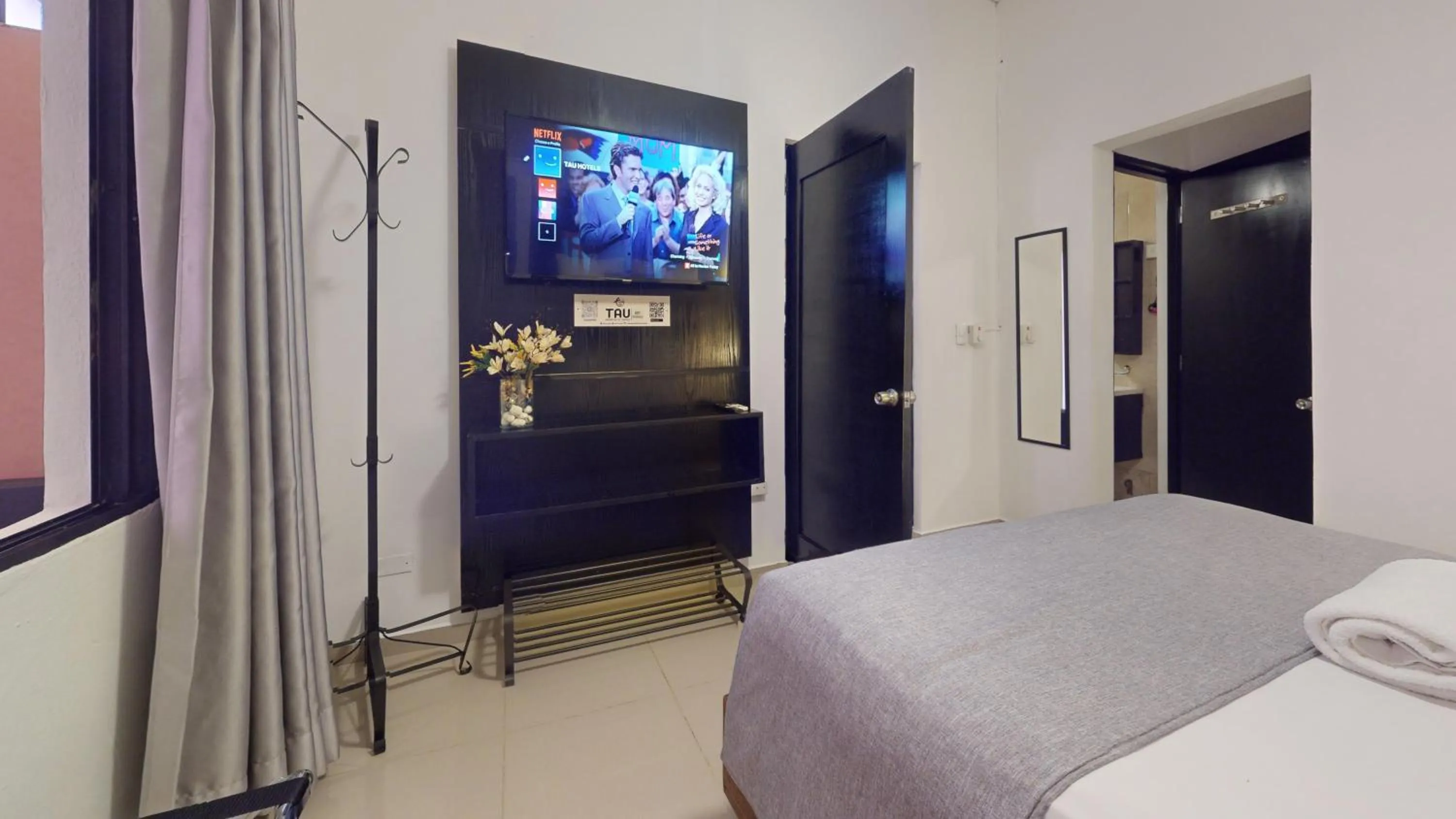 TV and multimedia, Bed in Hotel Tau Art Residence