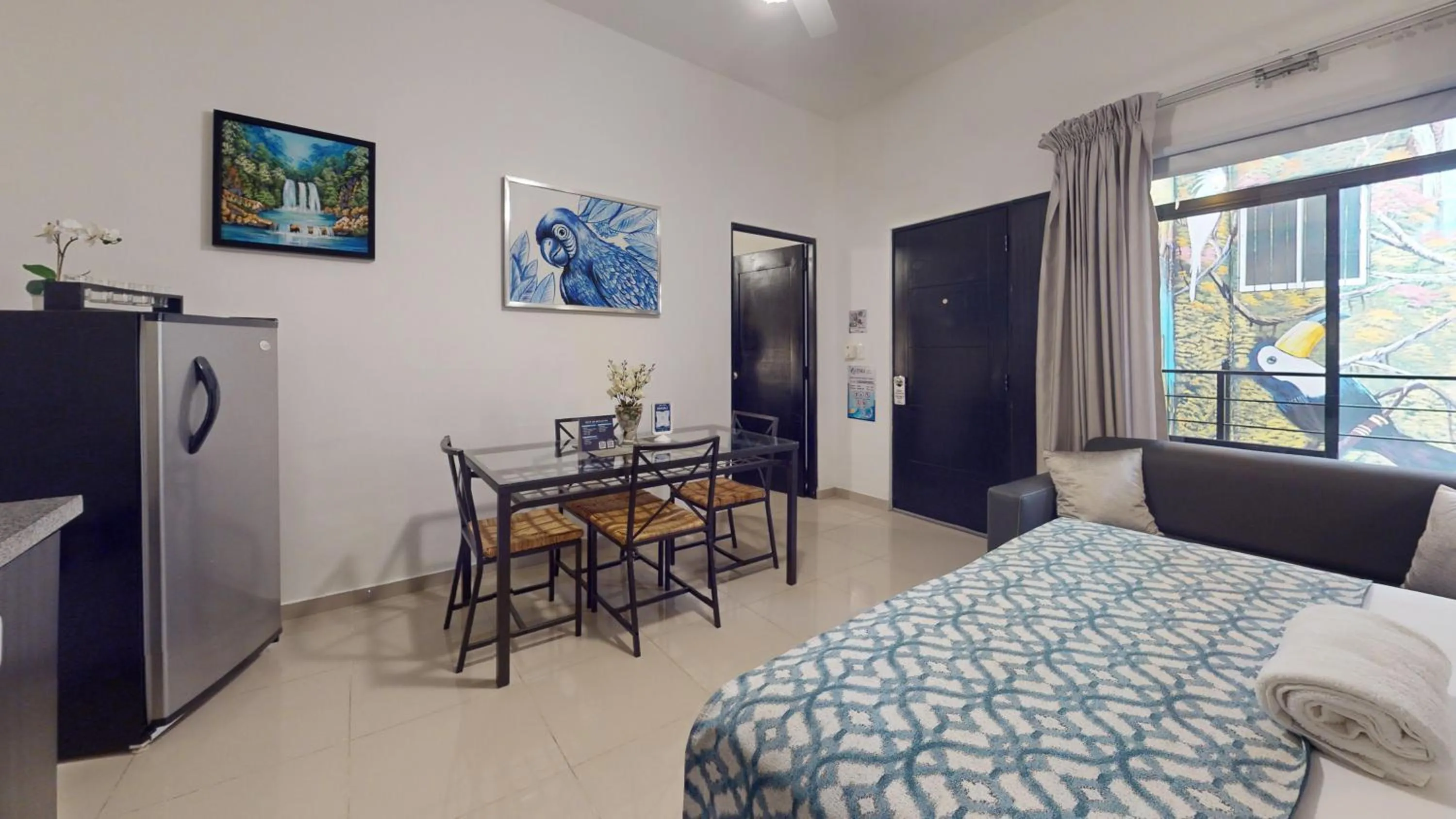 Living room, Bed in Hotel Tau Art Residence