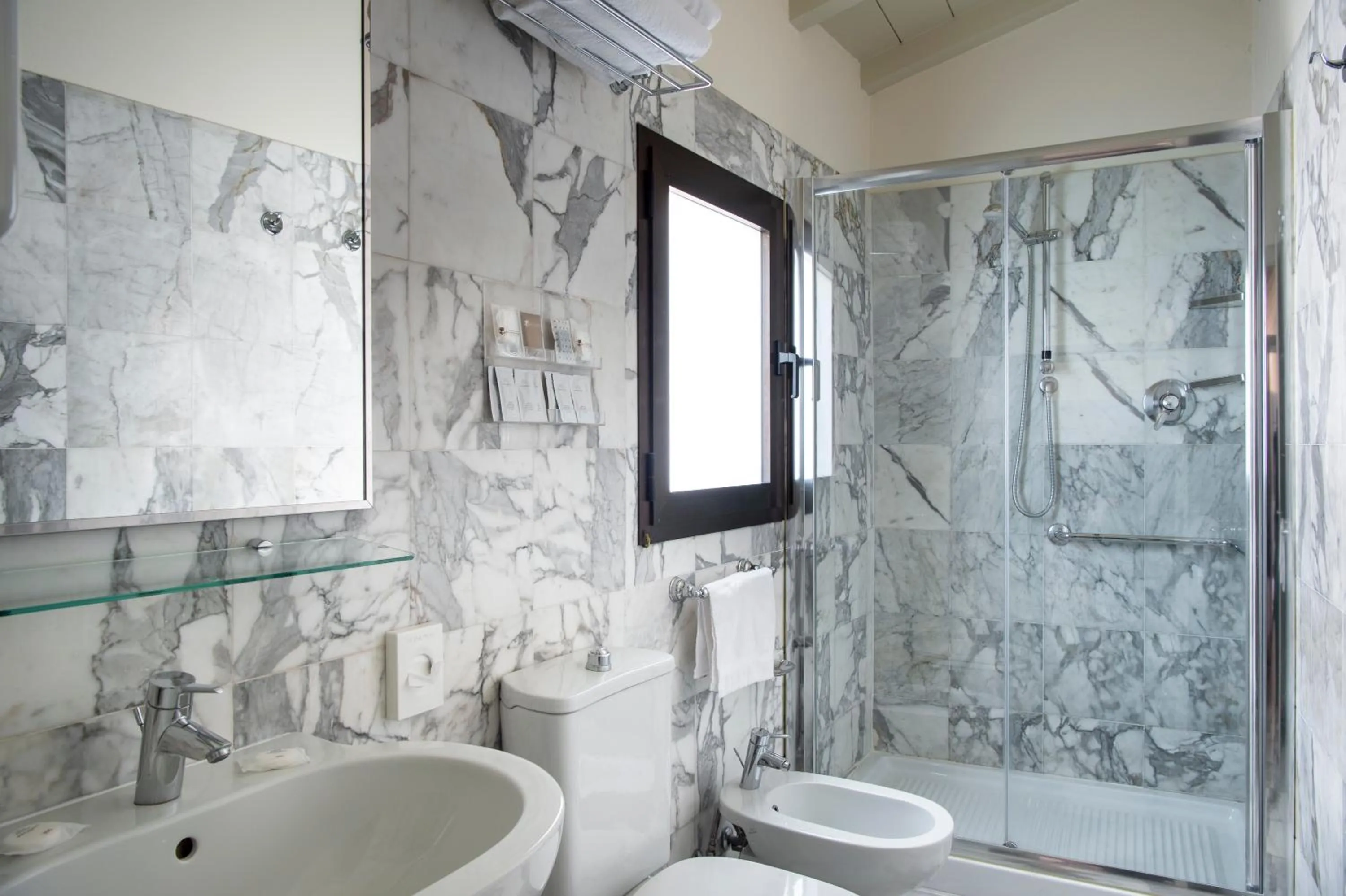 Shower in Hotel Grifone Firenze - Meetings & Spa