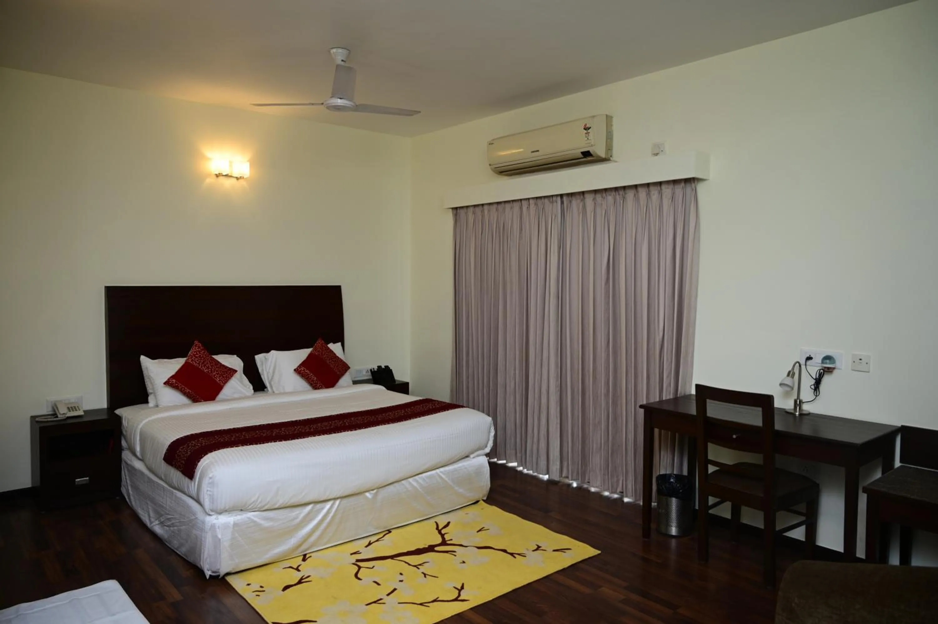 Photo of the whole room in Sterling Keys by TGI