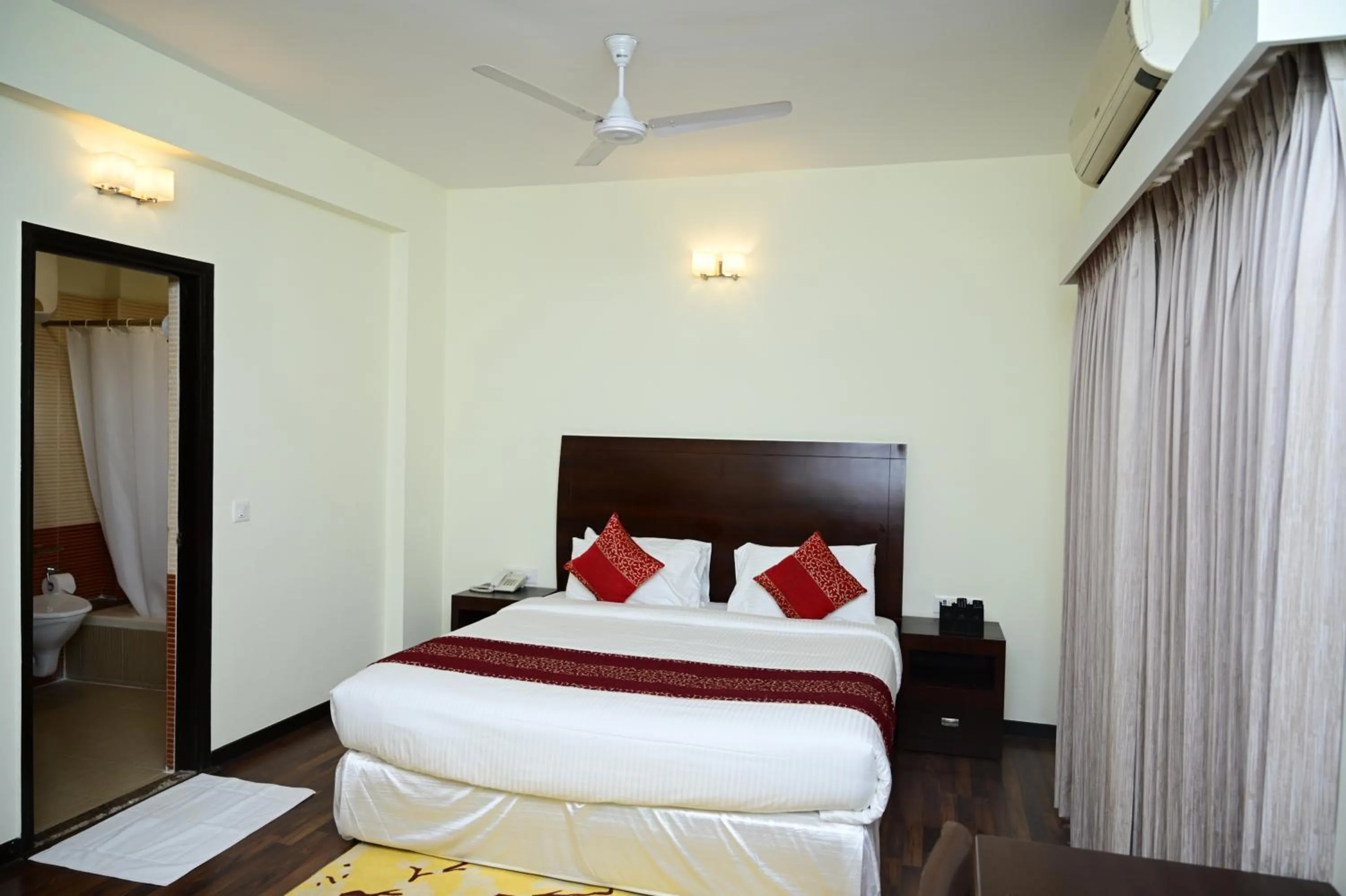 Photo of the whole room in Sterling Keys by TGI