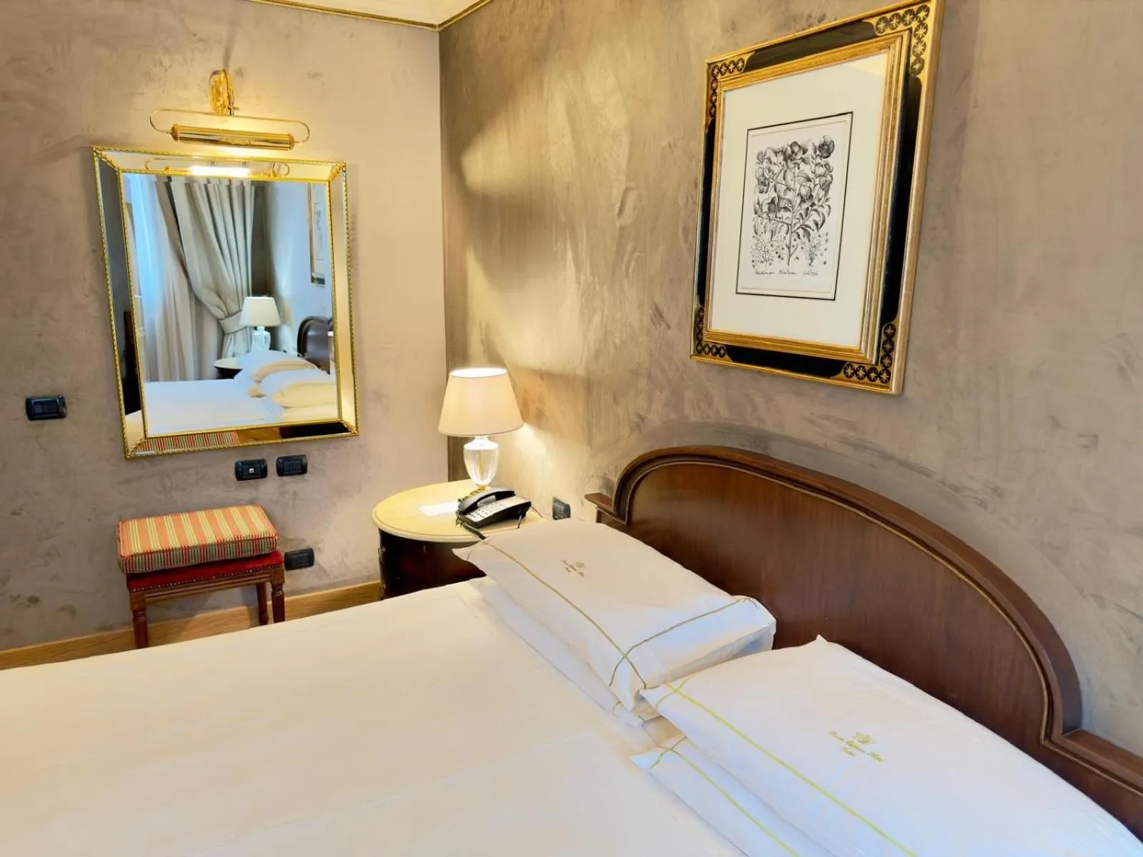 Bedroom, Bed in River Chateau Hotel