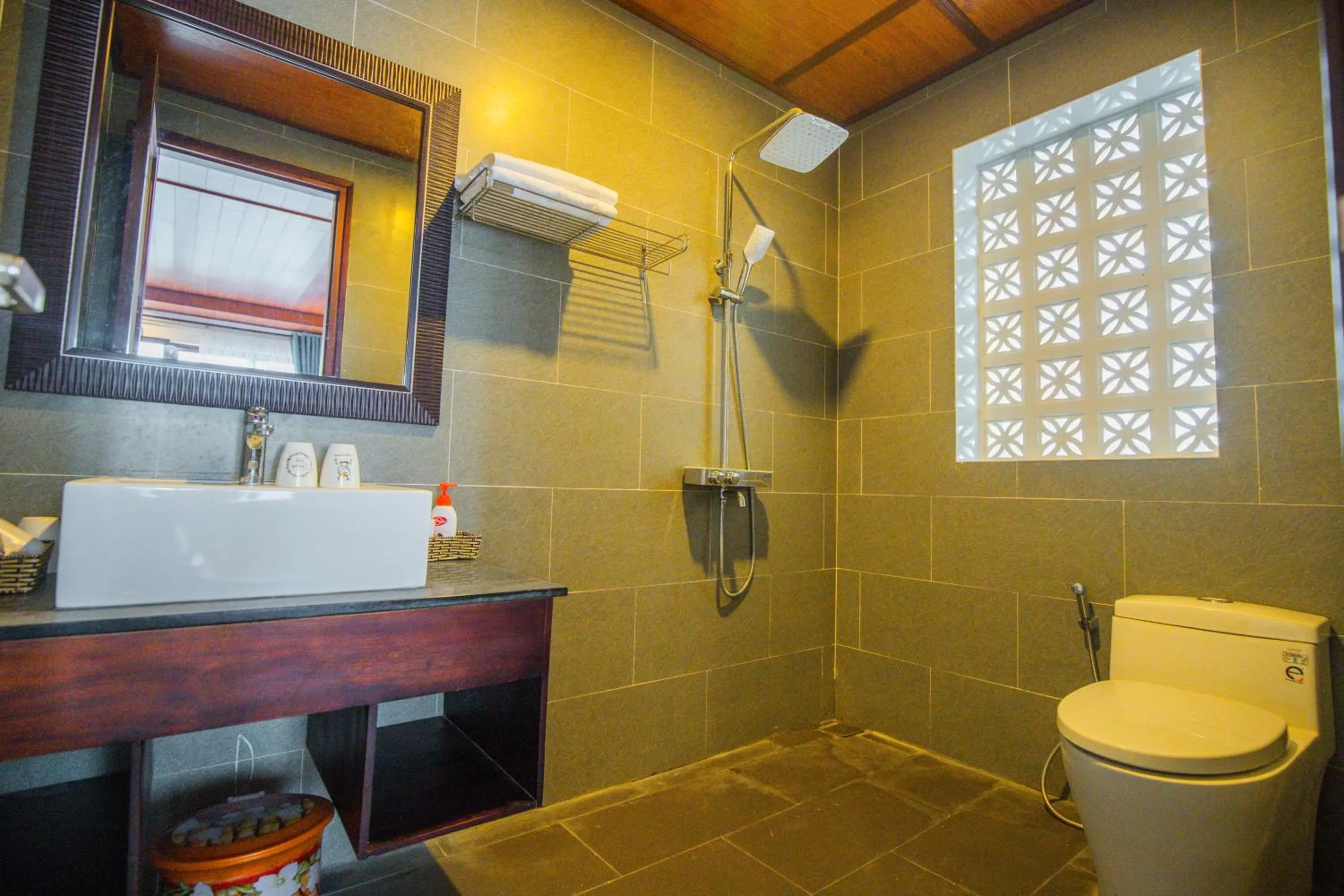 Shower in SenDa Villa & Apartment Hoi An