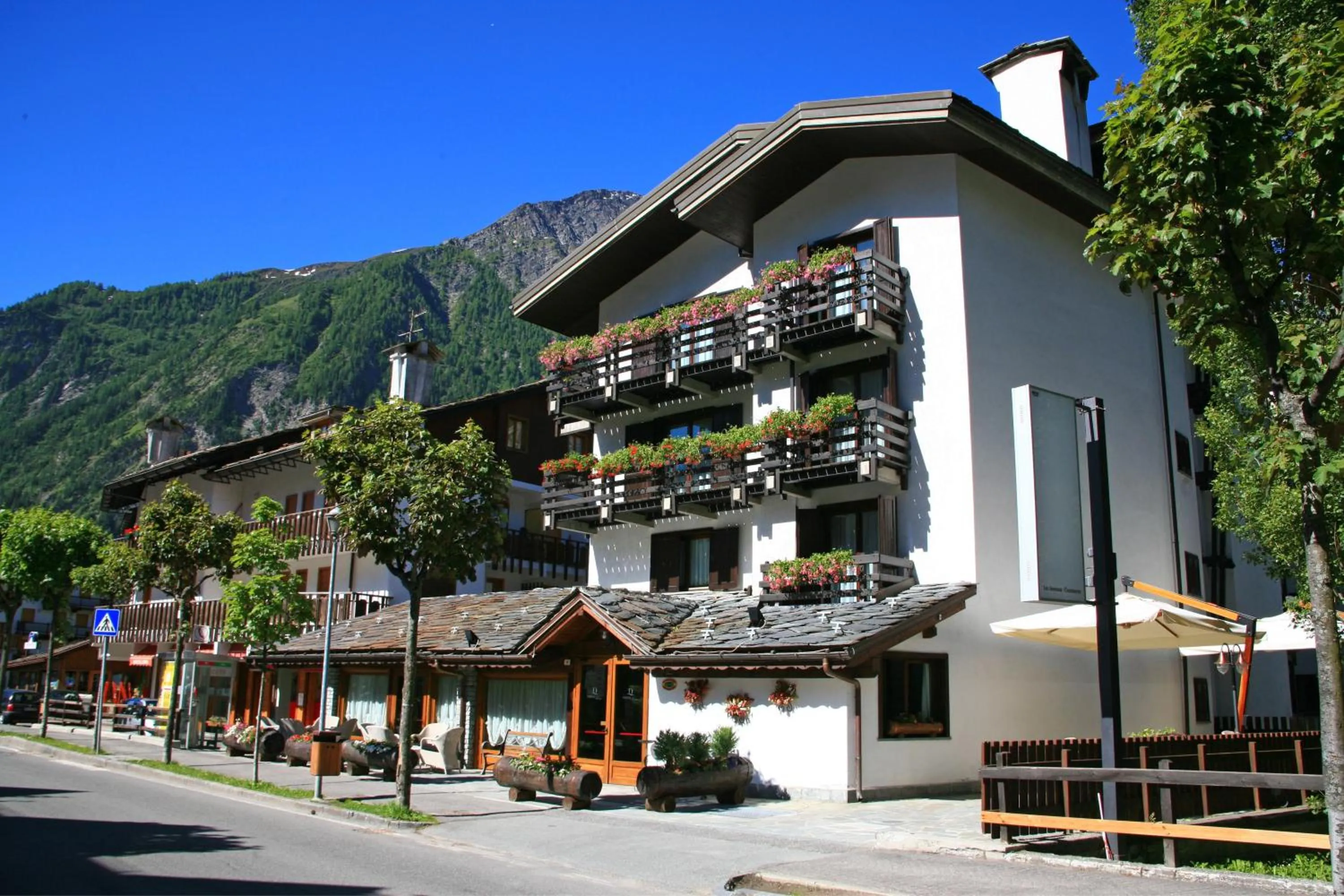 Property building in Hotel Les Jumeaux Courmayeur