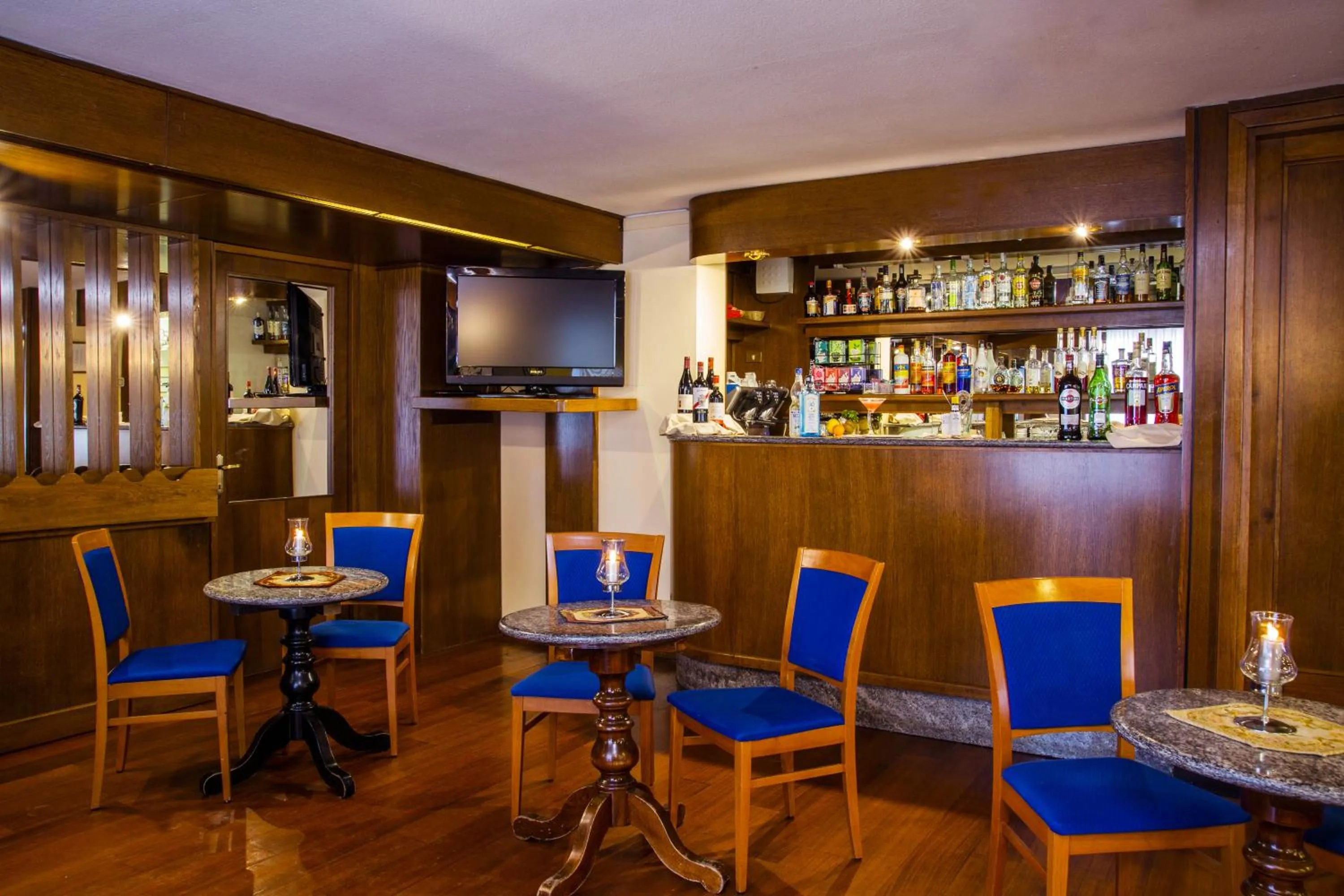 Lounge or bar in Hotel Les Jumeaux Courmayeur