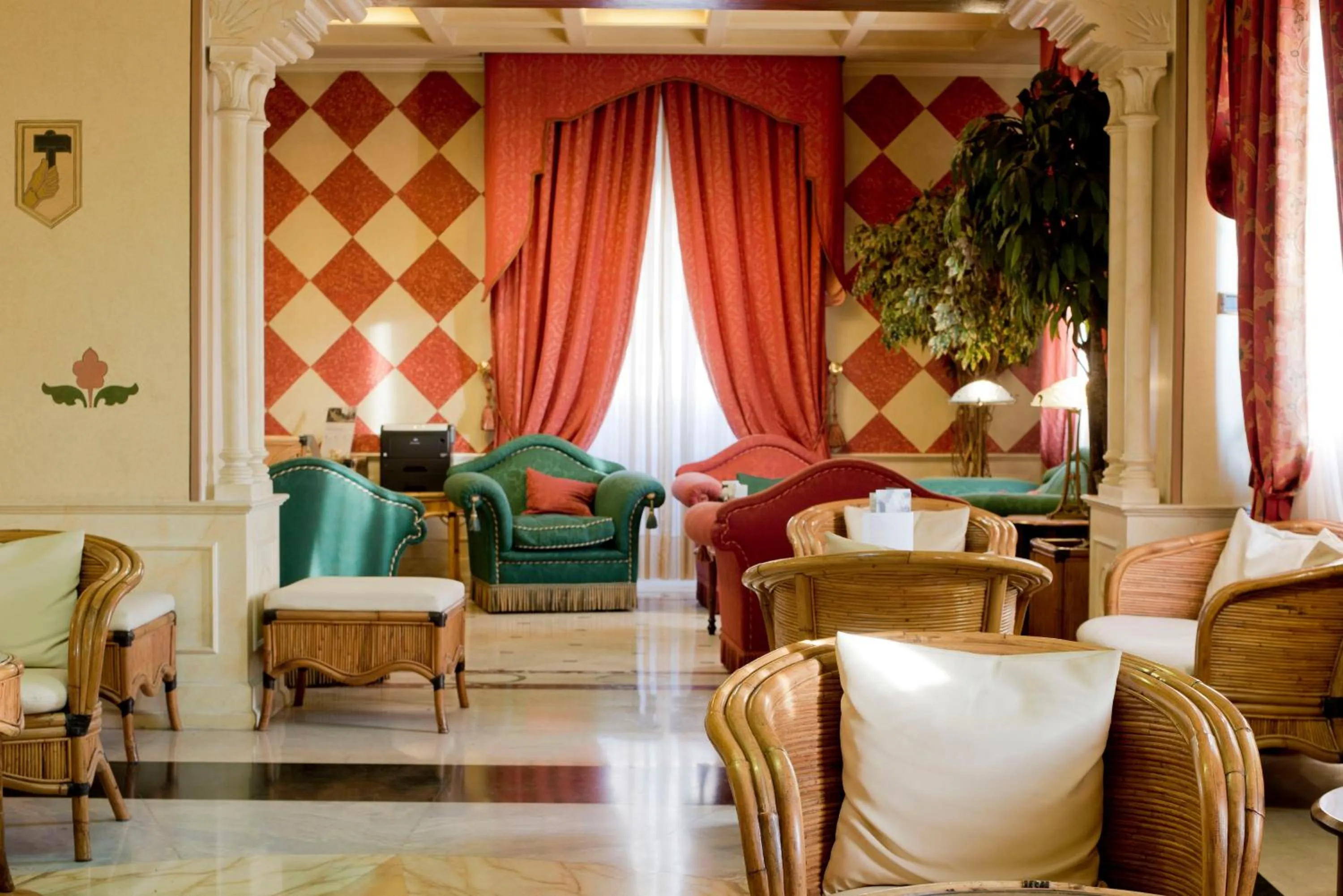 Communal lounge/ TV room in Hotel Milano Regency