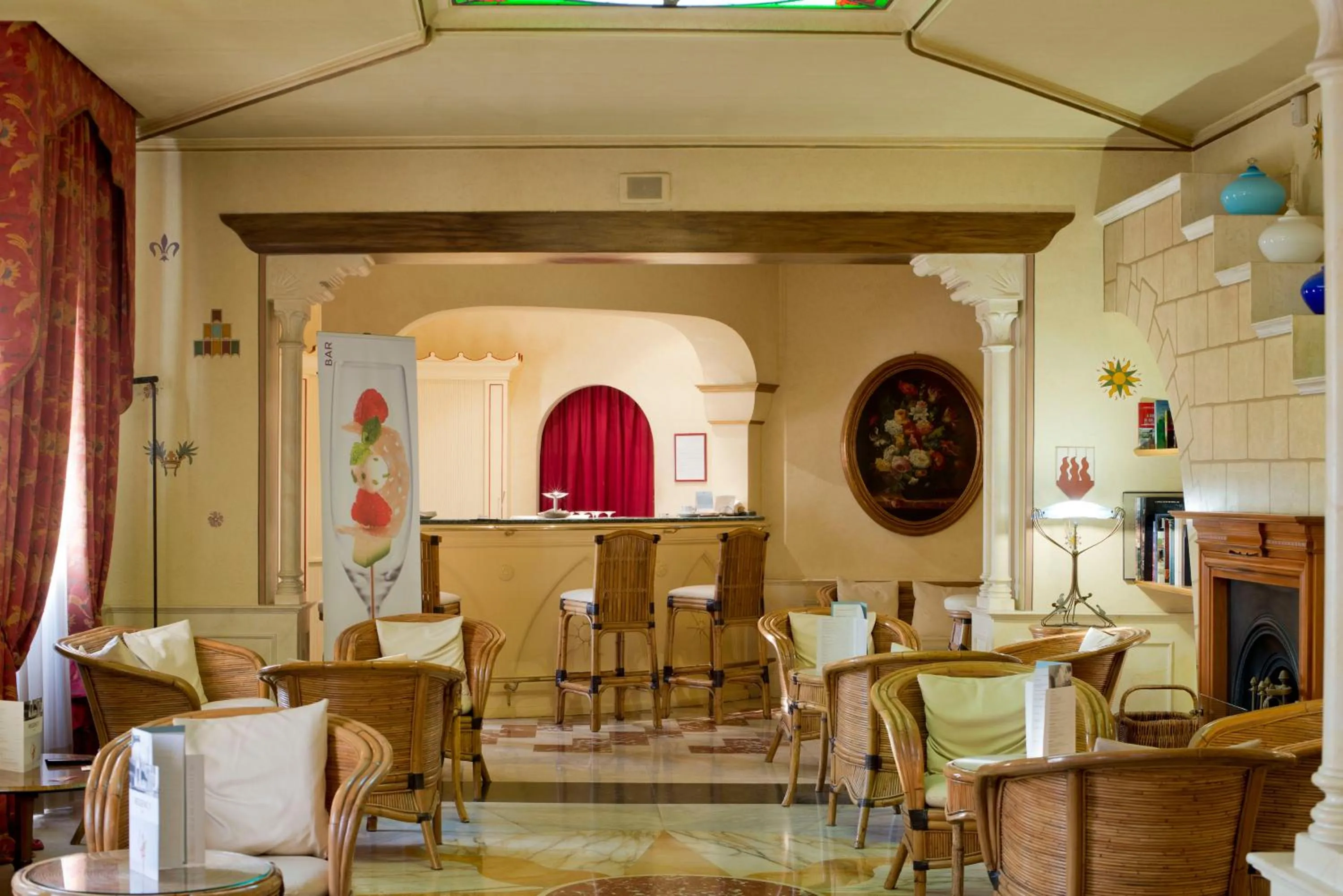 Communal lounge/ TV room in Hotel Milano Regency