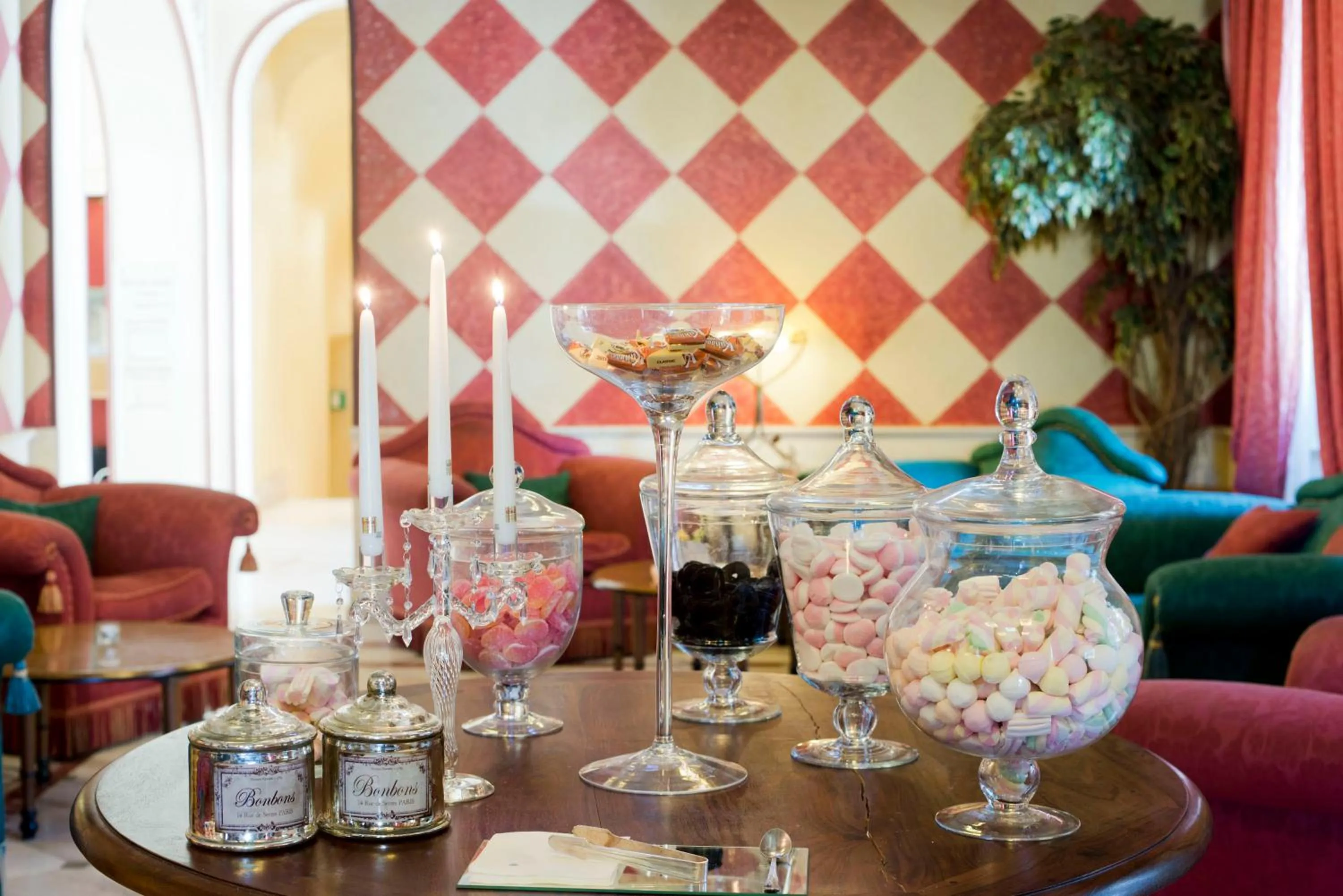 Communal lounge/ TV room in Hotel Milano Regency