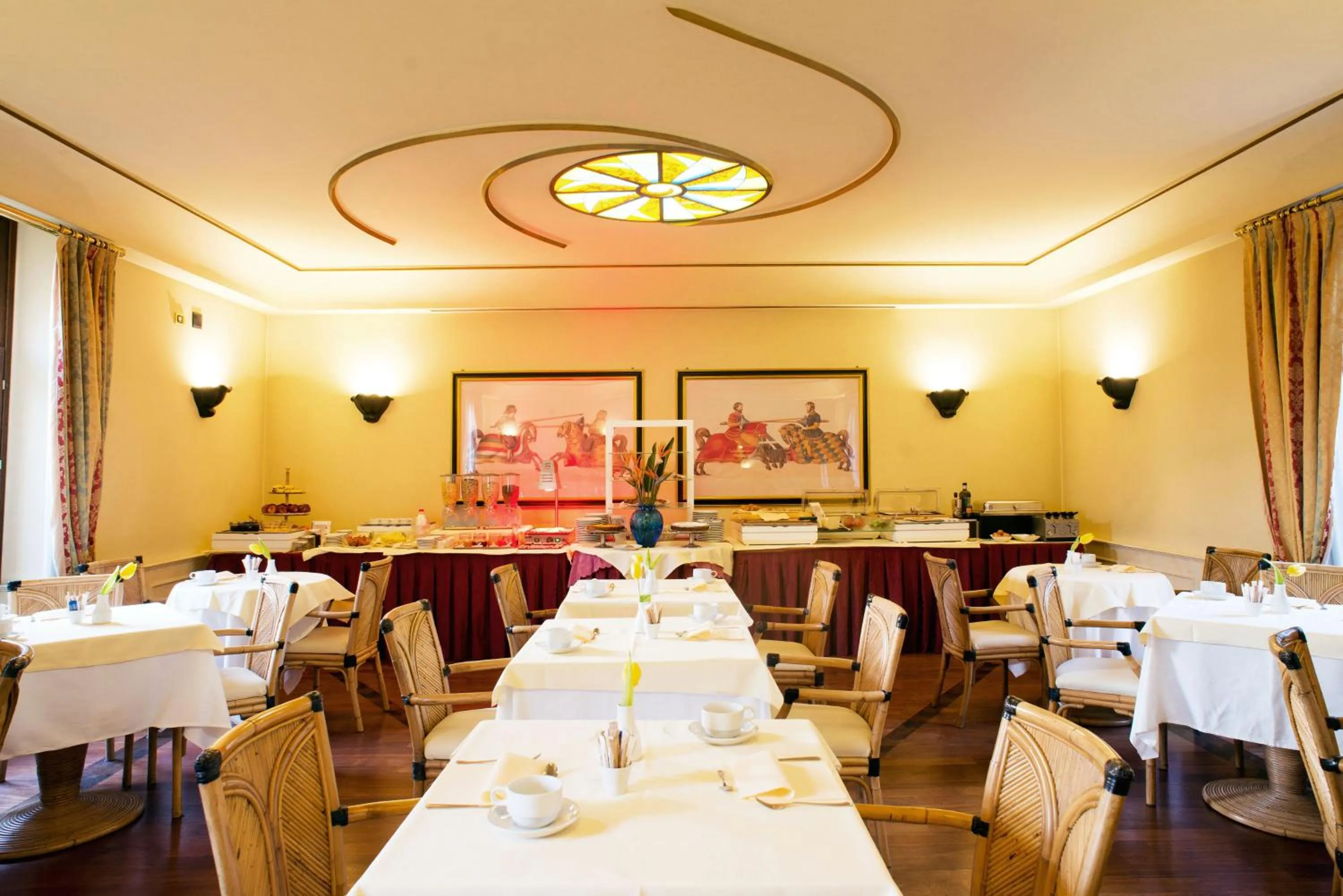 Restaurant/places to eat in Hotel Milano Regency