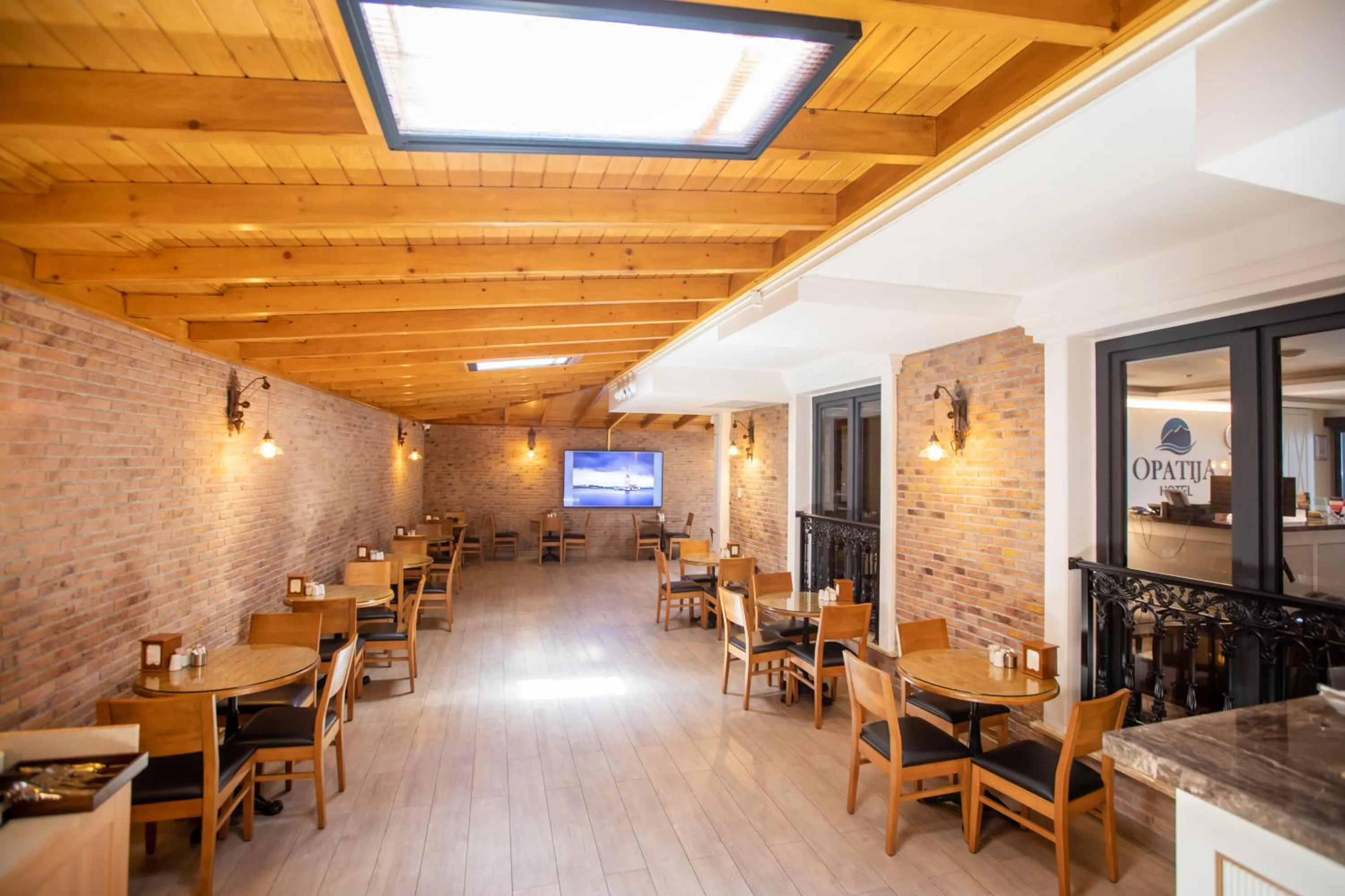 Restaurant/places to eat in PRAG HOTEL