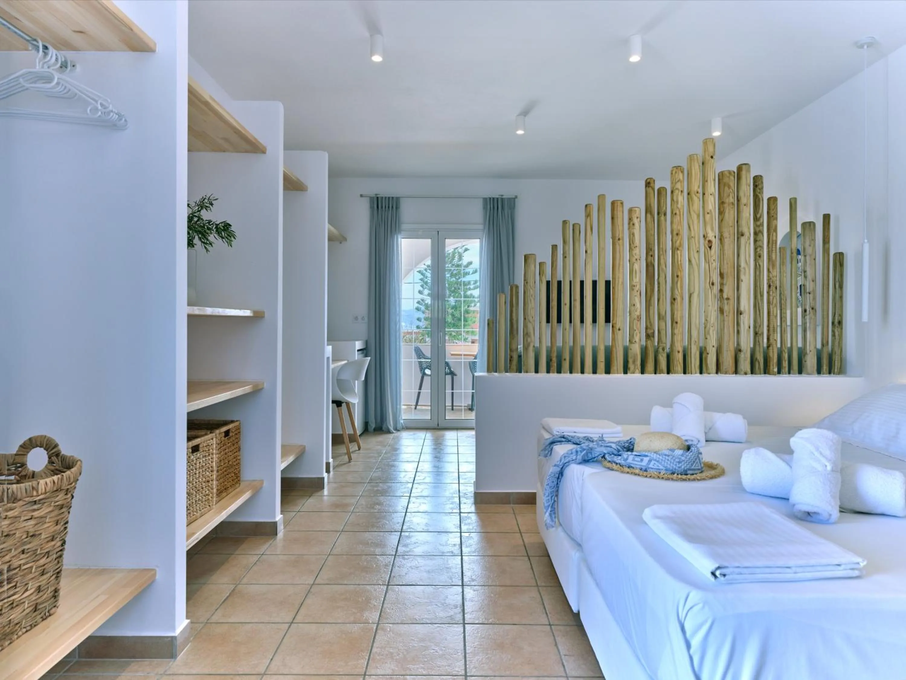 Photo of the whole room, Bed in Fyrogenis palace