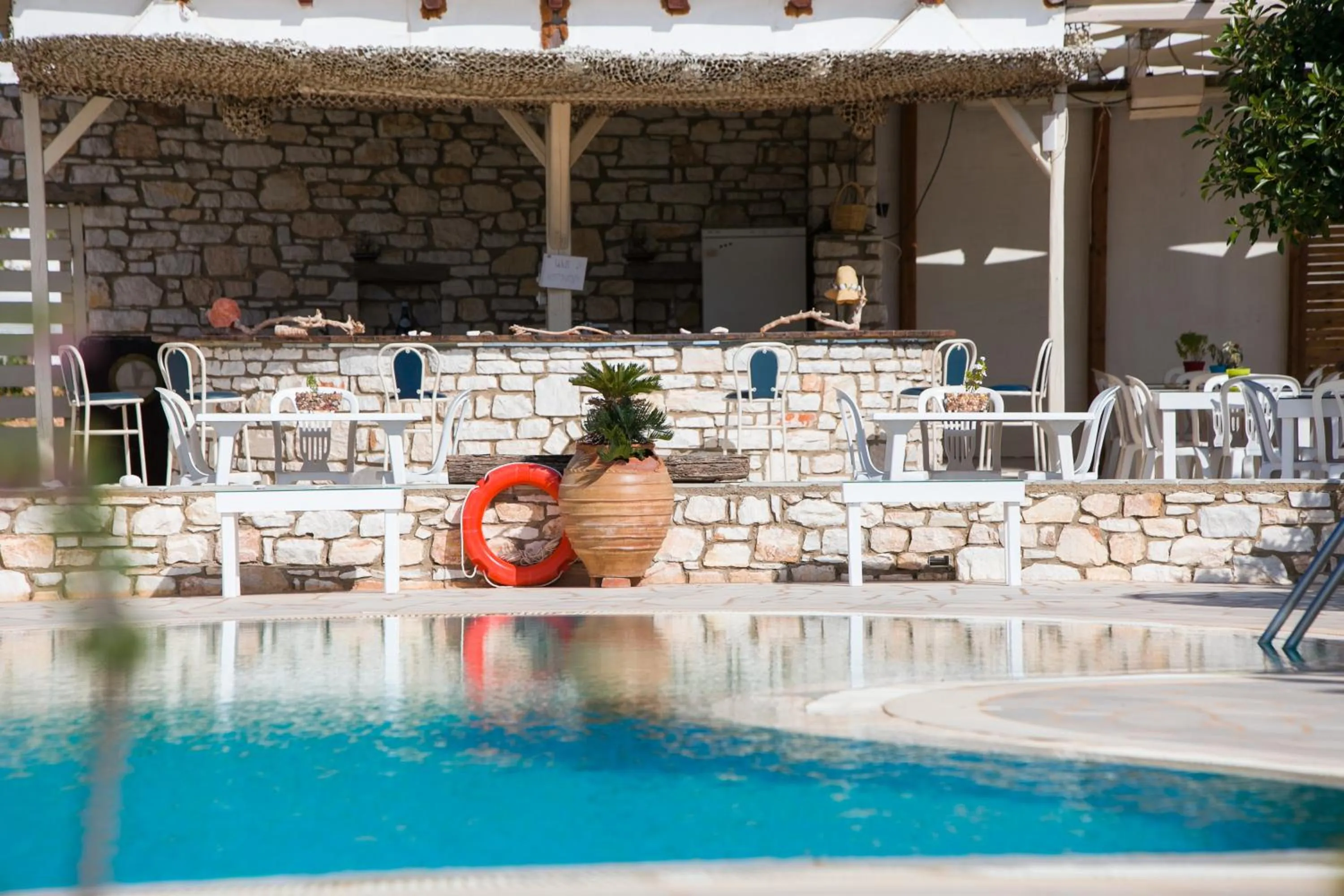 Restaurant/places to eat in Fyrogenis palace