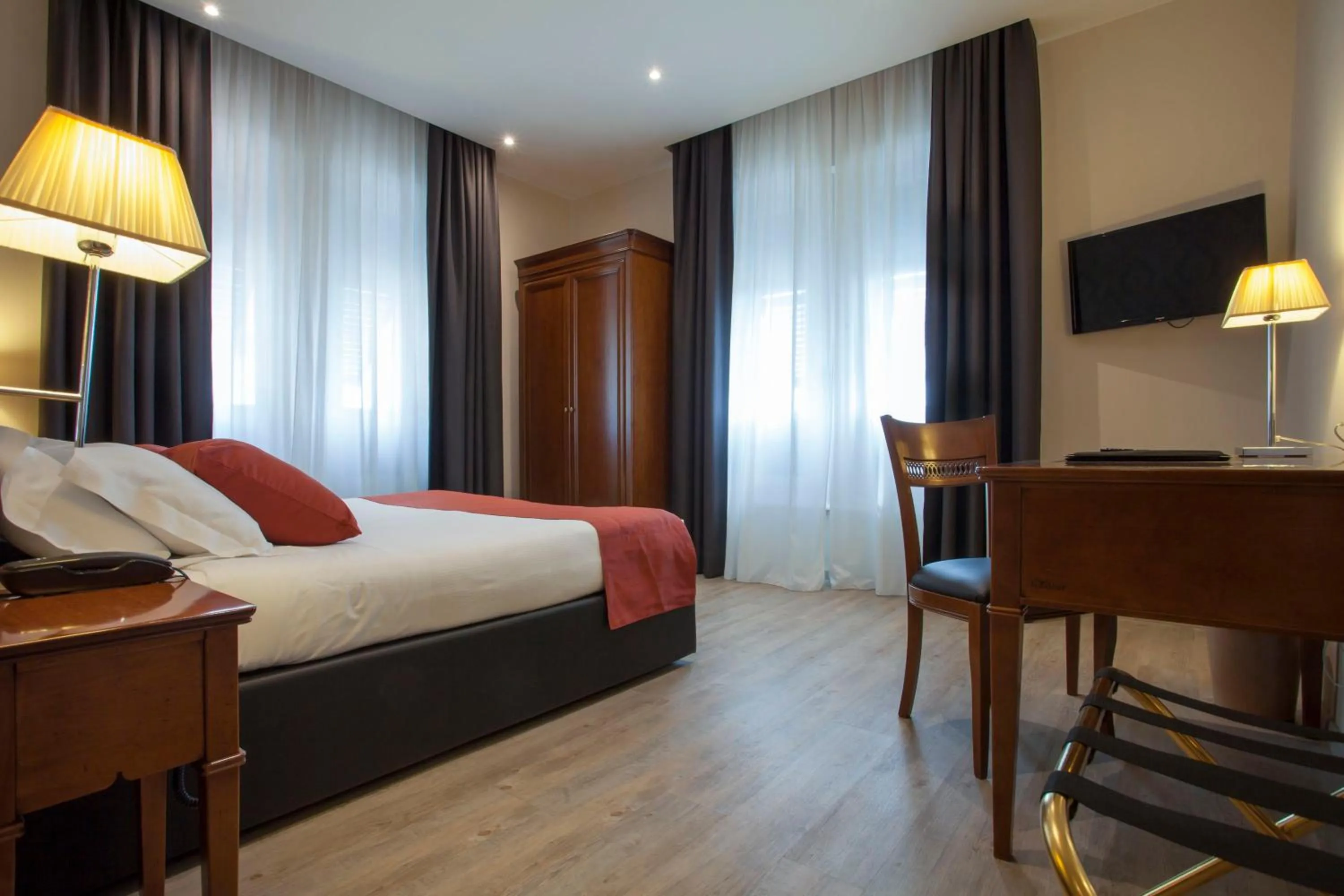 Photo of the whole room, Bed in Hotel Astoria