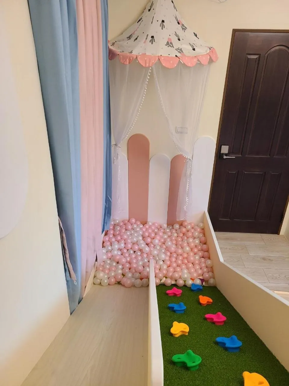 Photo of the whole room in Sunlight Forest Homestay