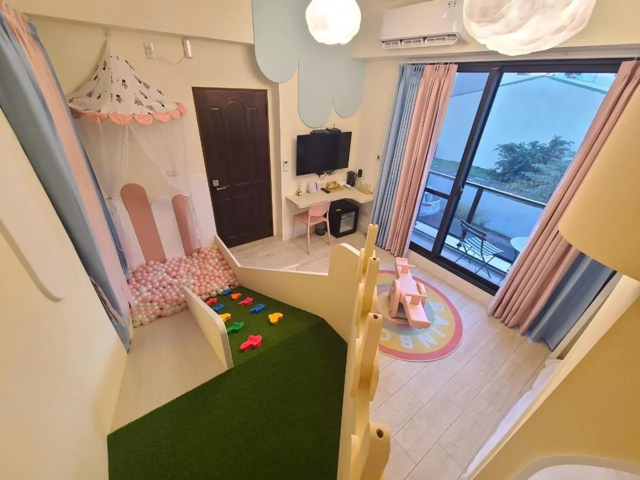 Photo of the whole room, Bed in Sunlight Forest Homestay