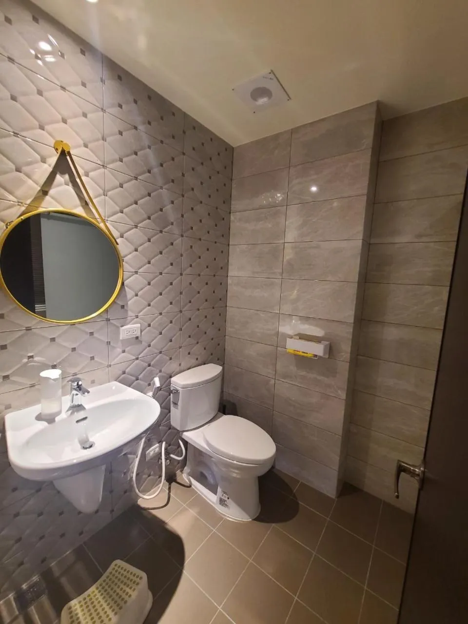 Bathroom in Sunlight Forest Homestay