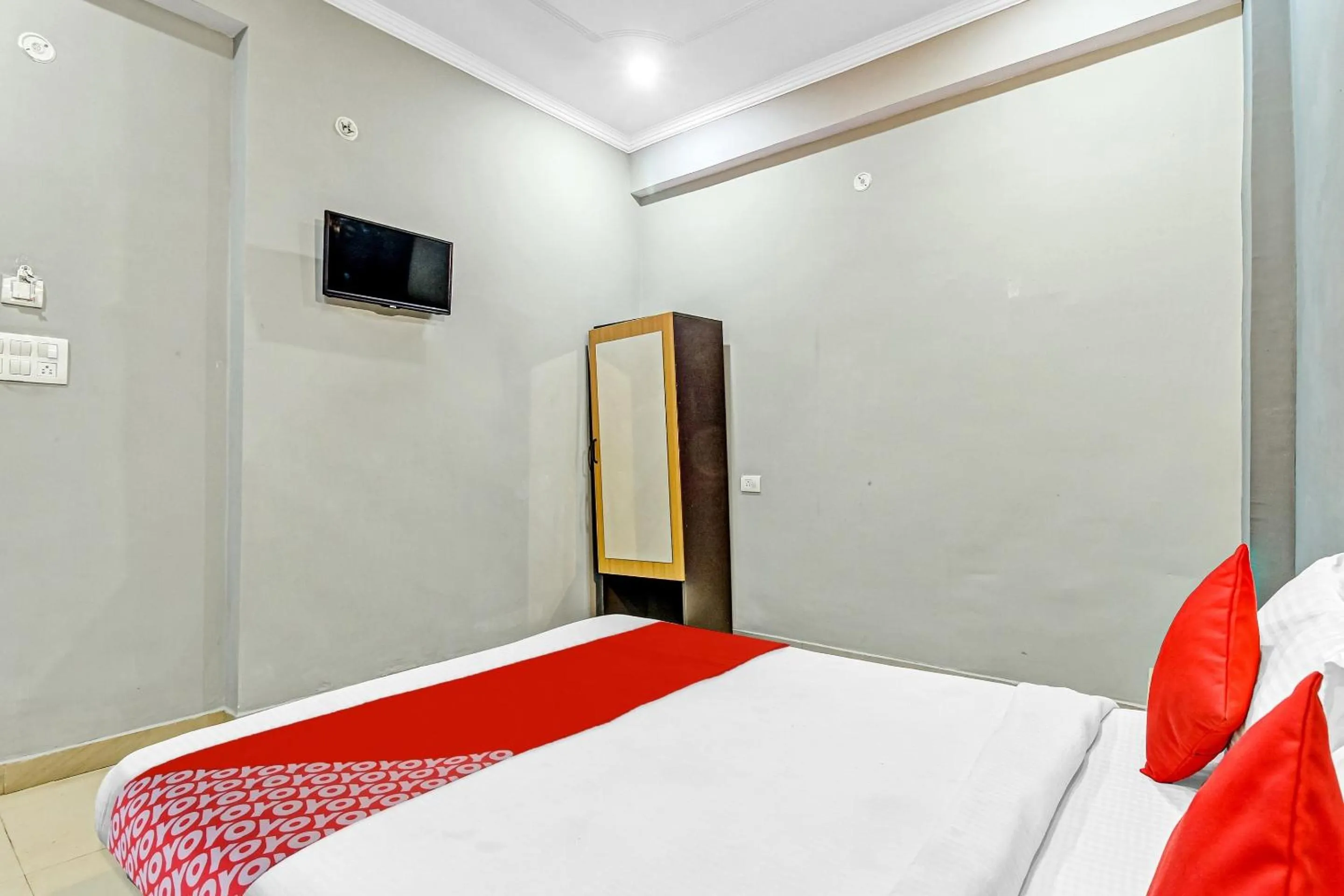 Bedroom, Bed in Hotel O Oriphic Inn