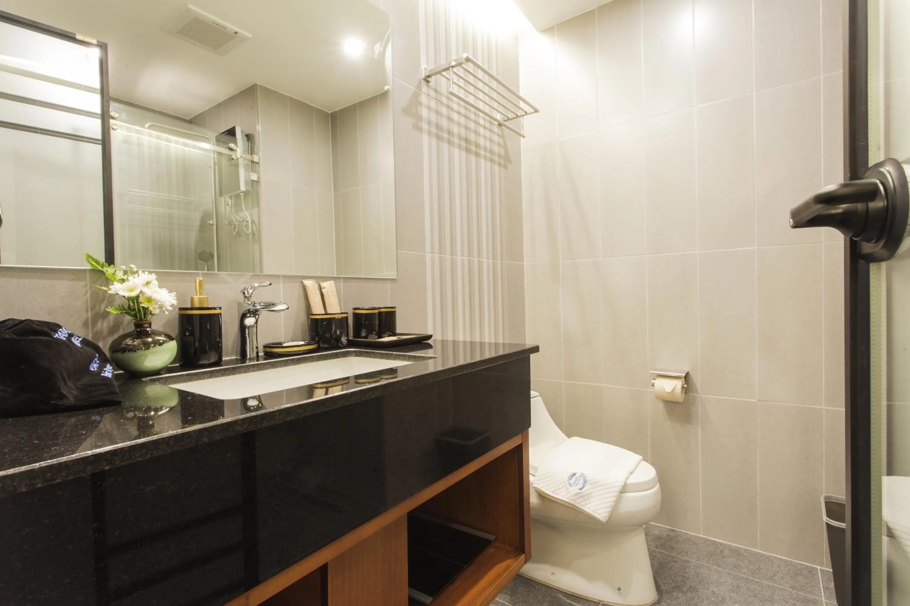 Toilet in Thapae Twins Hotel