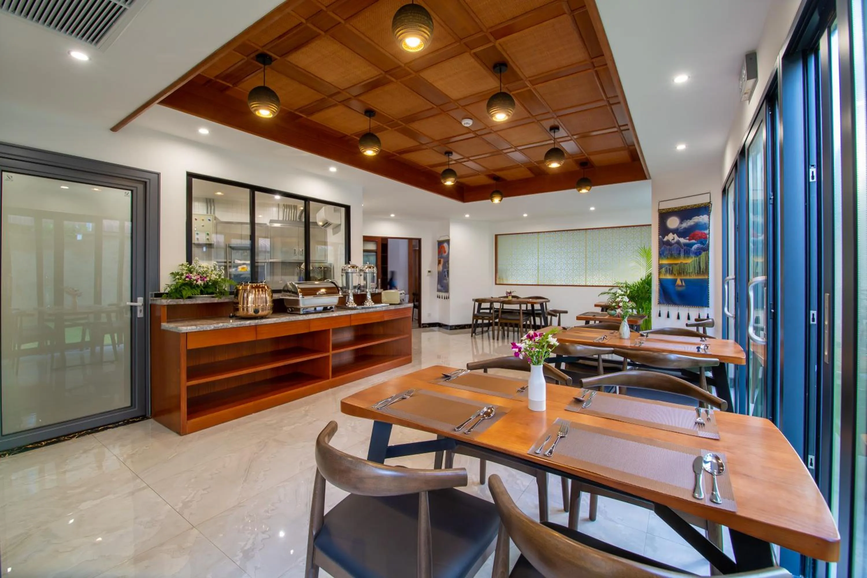 Restaurant/places to eat in Thapae Twins Hotel