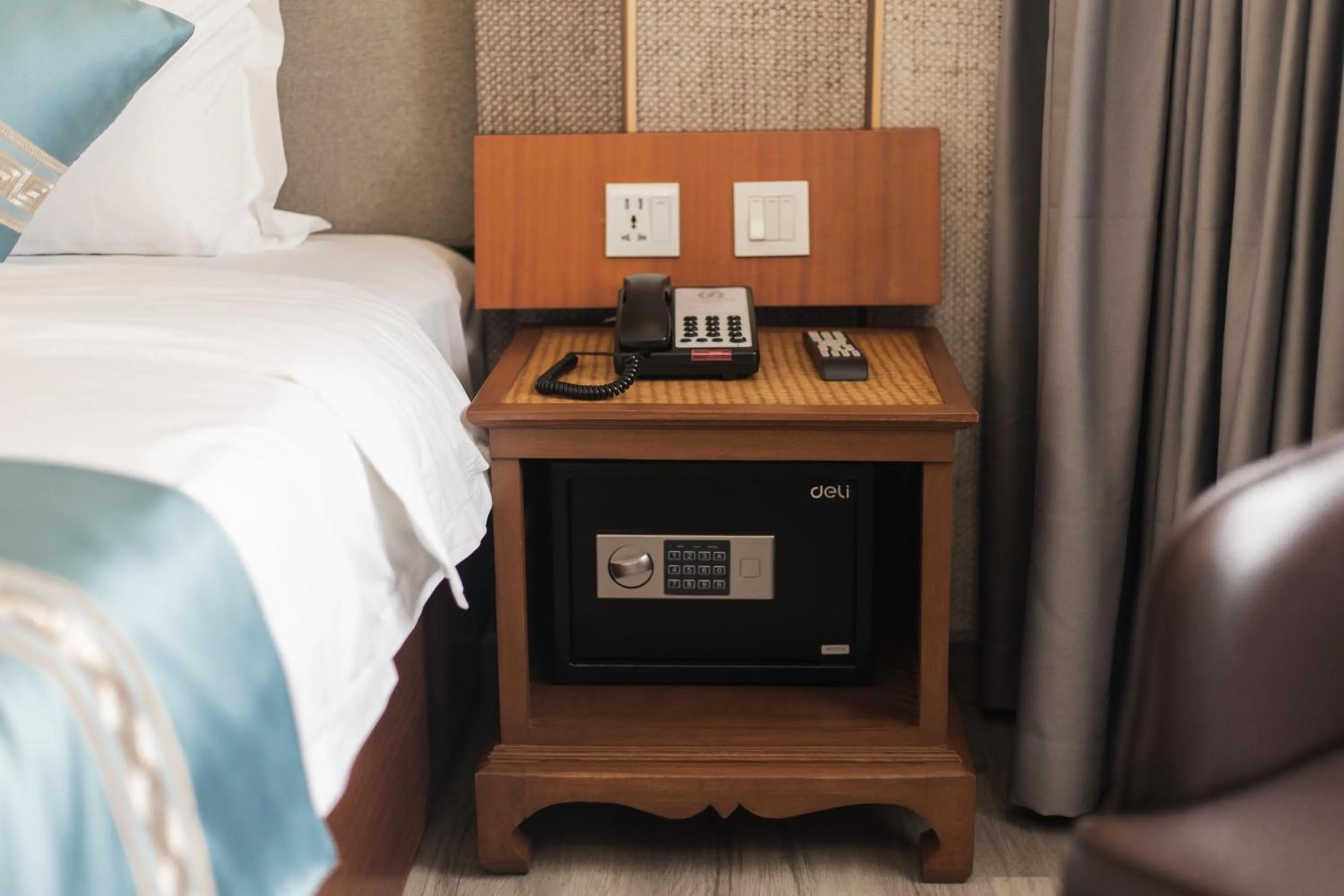 safe, Bed in Thapae Twins Hotel