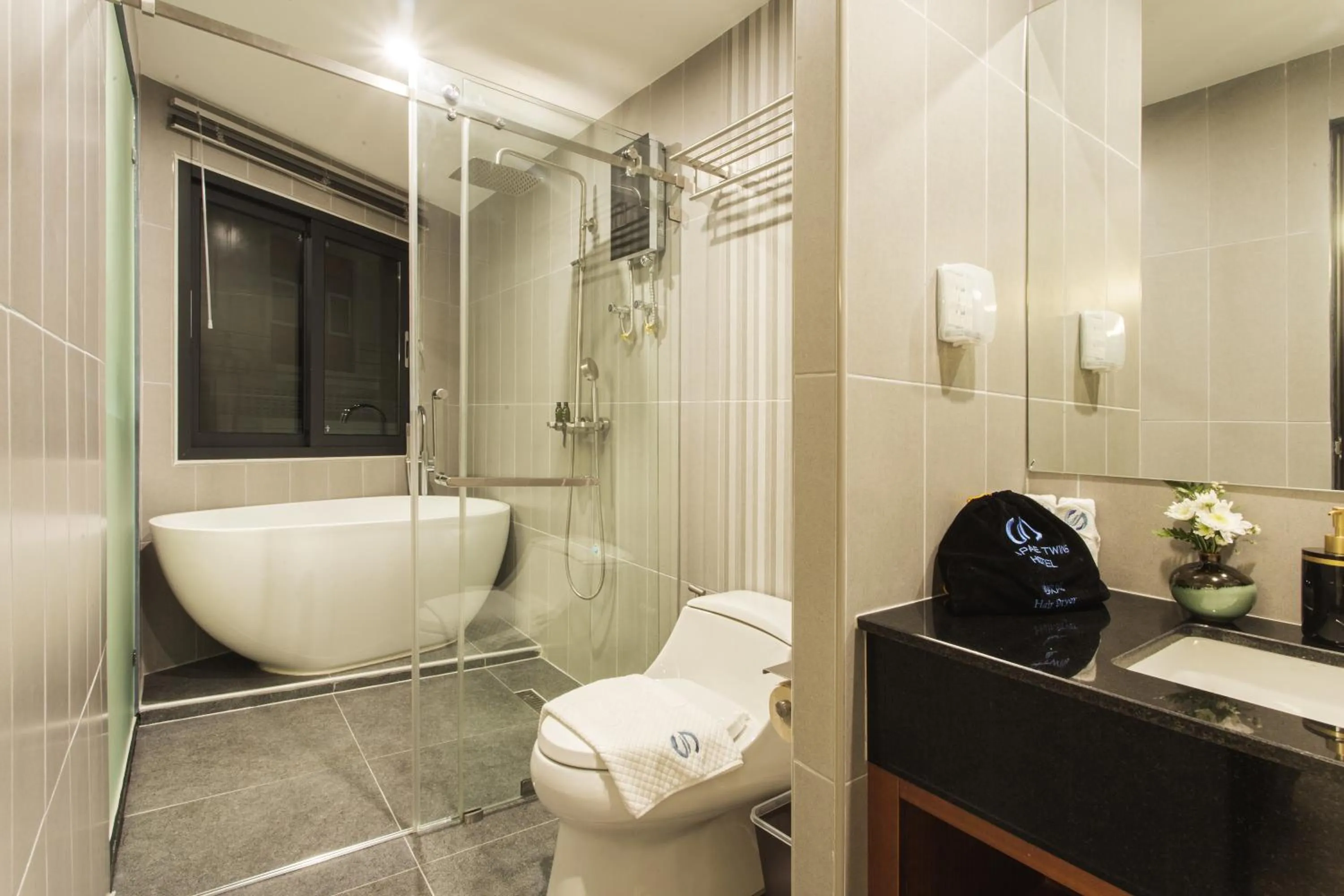 Toilet in Thapae Twins Hotel