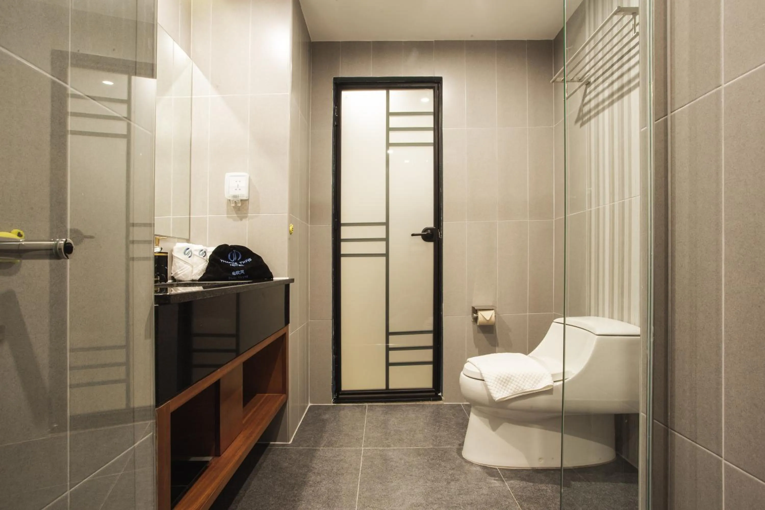 Toilet in Thapae Twins Hotel