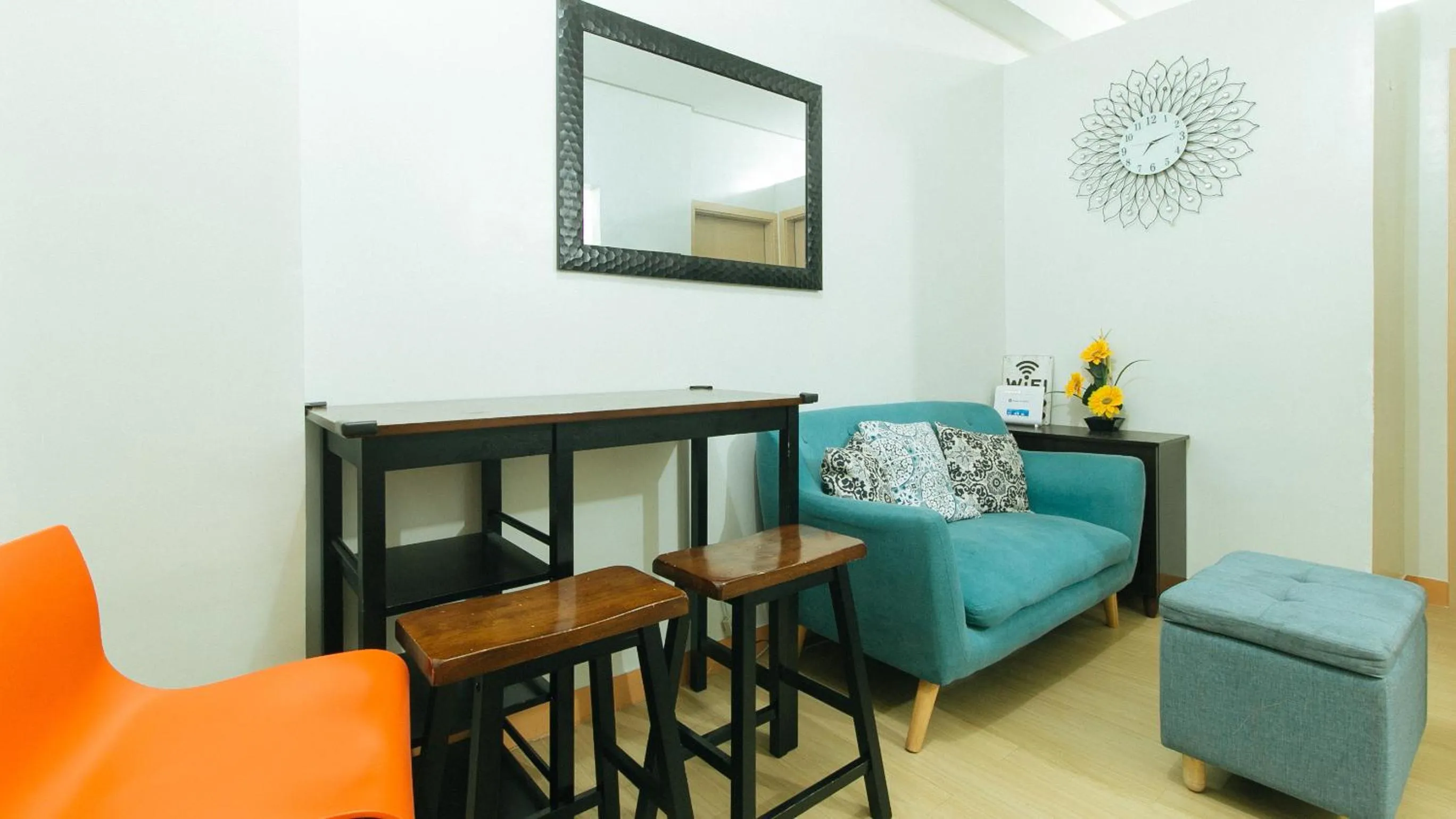 Seating area in Jamah's Staycation at SMDC Trees Residences by RedDoorz