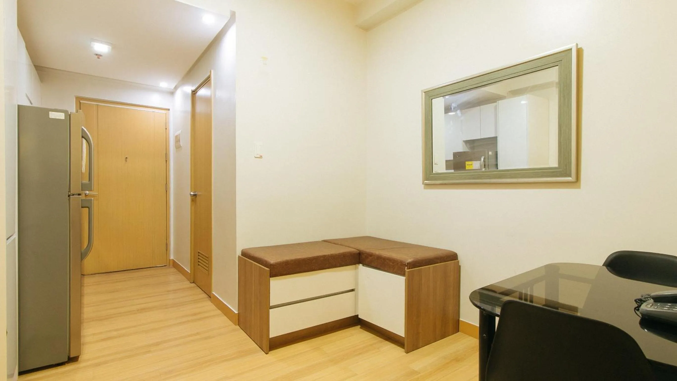 Seating area in Jamah's Staycation at SMDC Trees Residences by RedDoorz