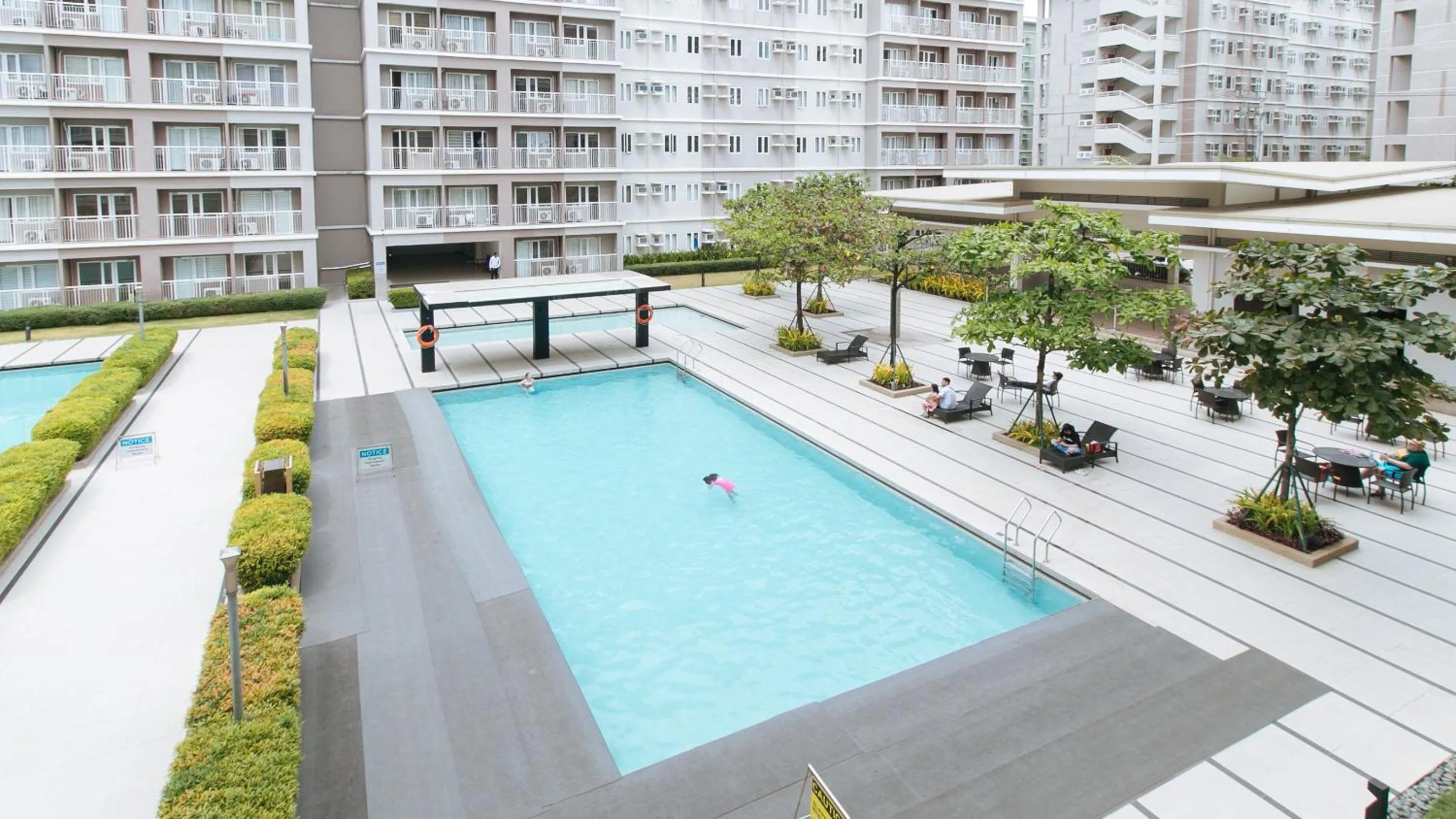 Pool view in Jamah's Staycation at SMDC Trees Residences by RedDoorz