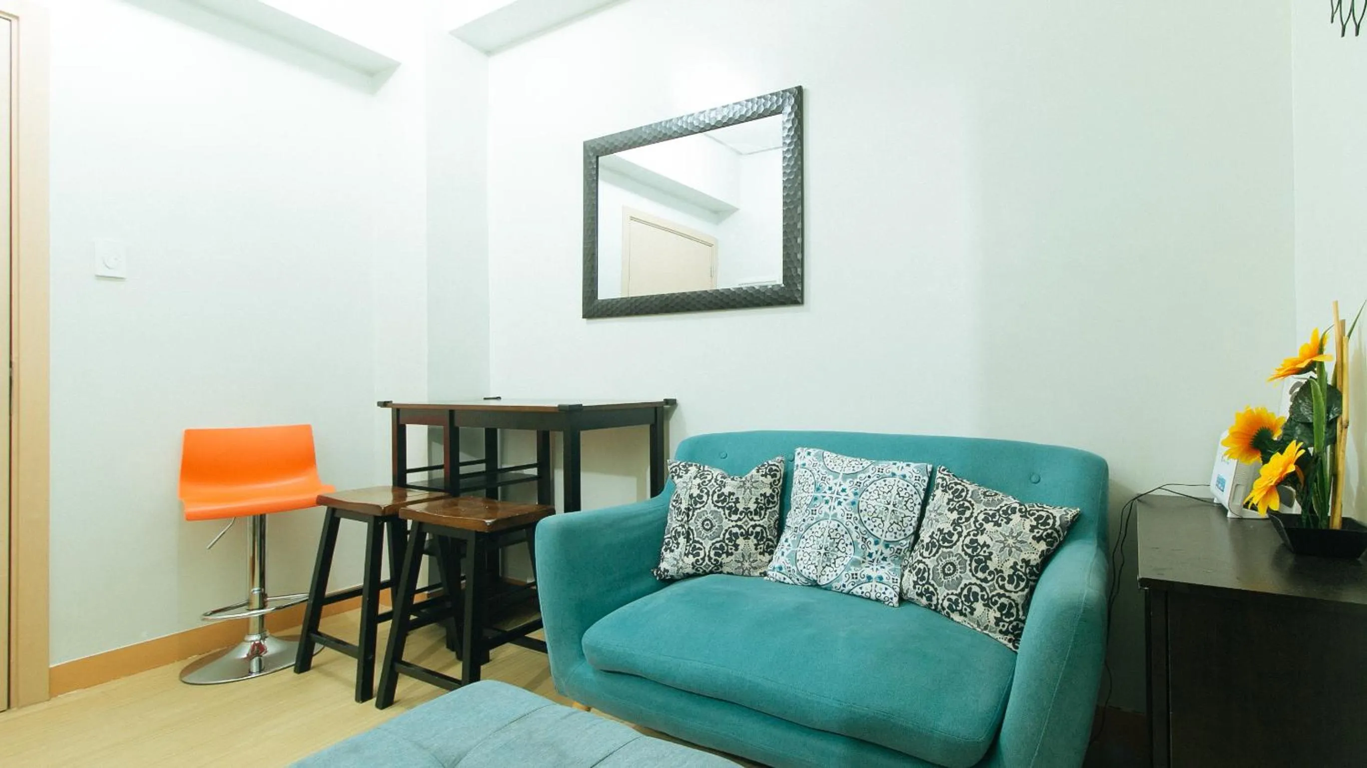 Living room in Jamah's Staycation at SMDC Trees Residences by RedDoorz