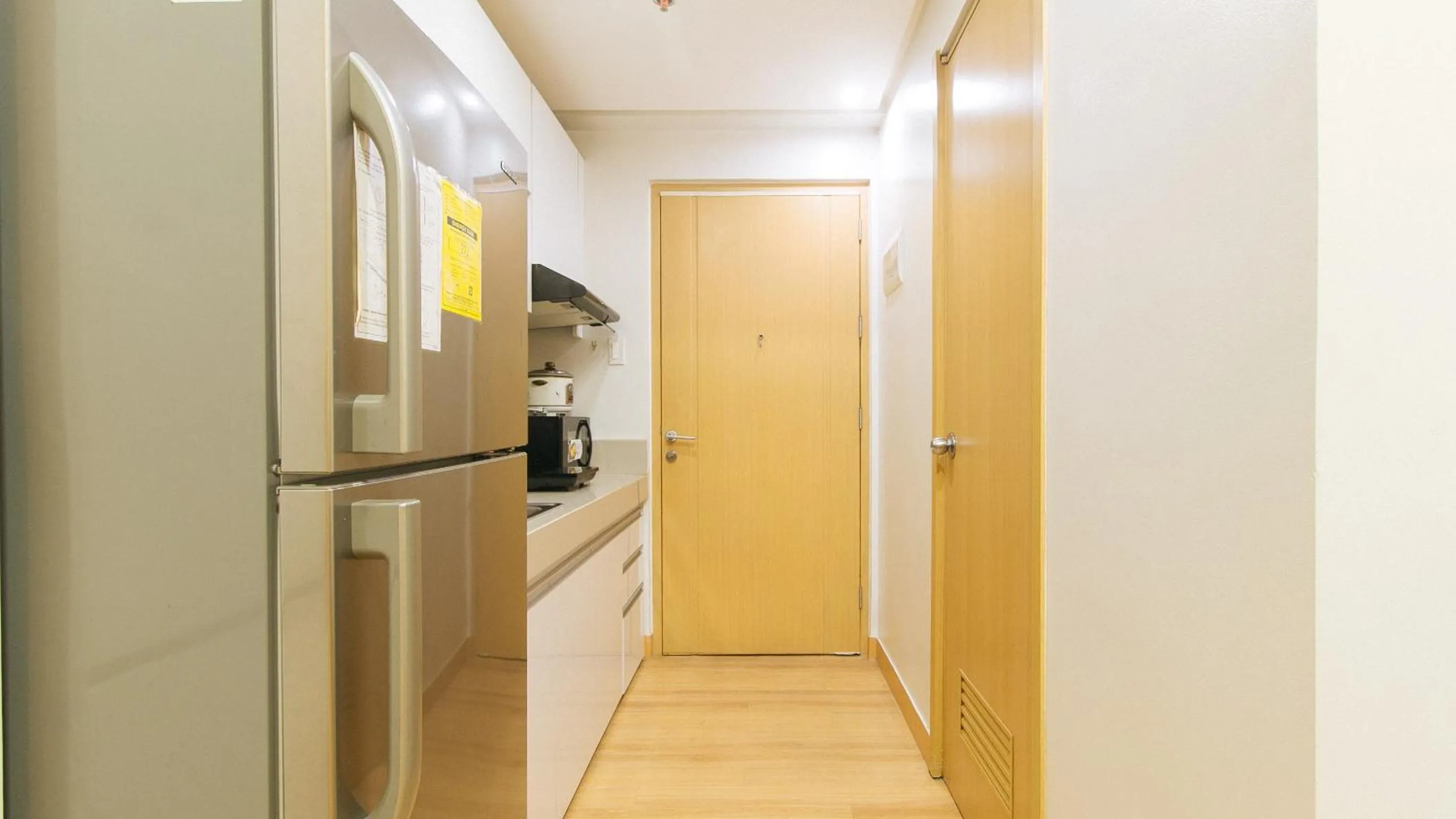 Kitchen or kitchenette in Jamah's Staycation at SMDC Trees Residences by RedDoorz