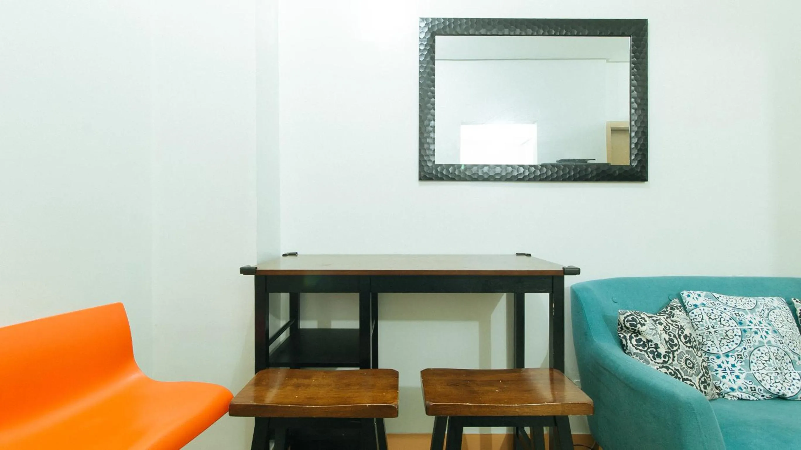 Living room in Jamah's Staycation at SMDC Trees Residences by RedDoorz