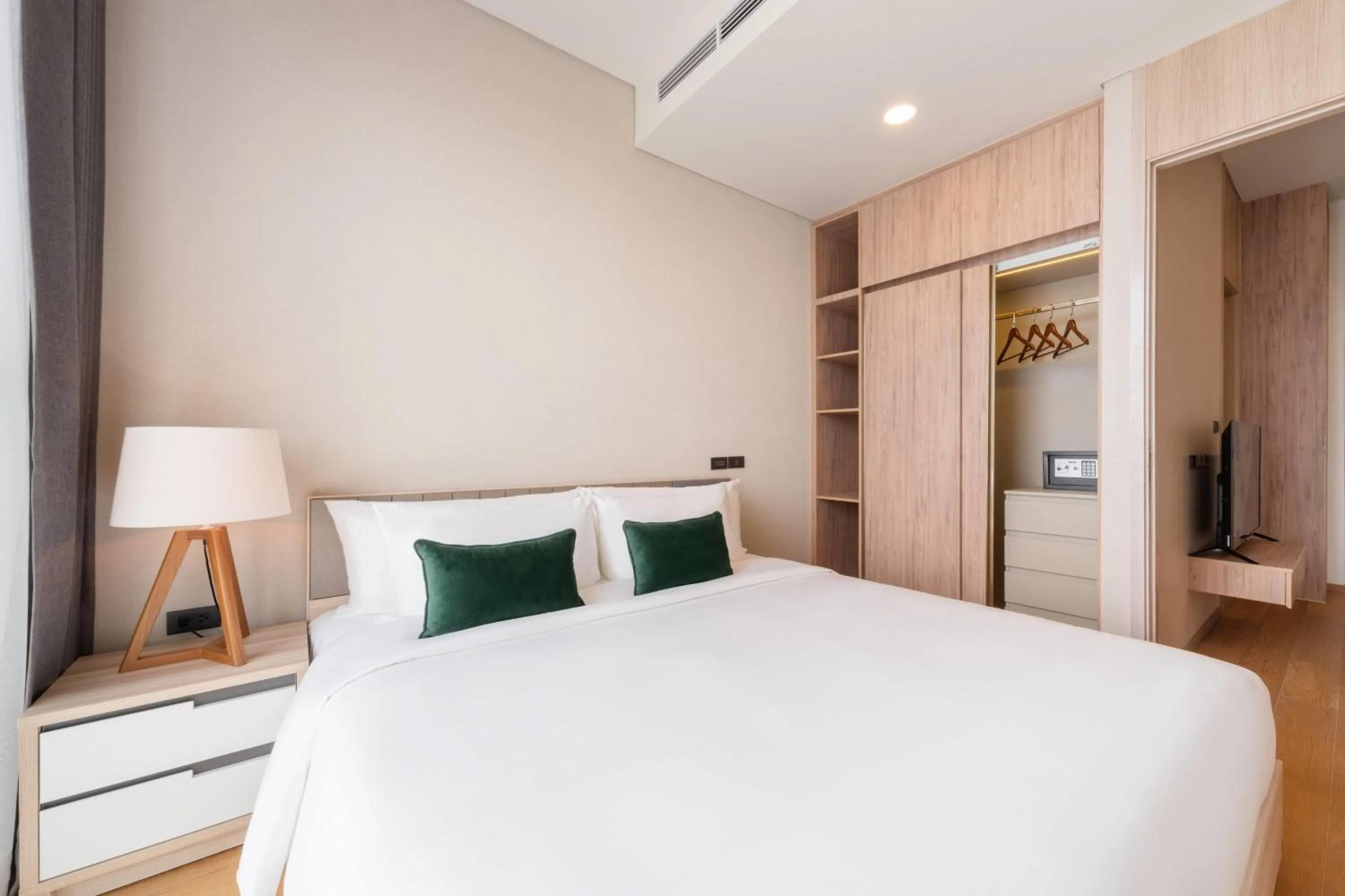Photo of the whole room, Bed in Wyndham Garden Bangkok Sukhumvit 42