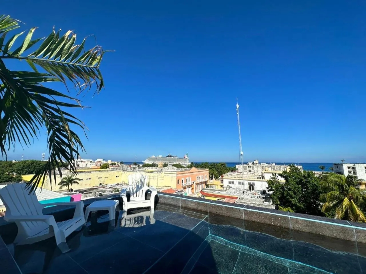 Swimming pool in Hostelito Hotel