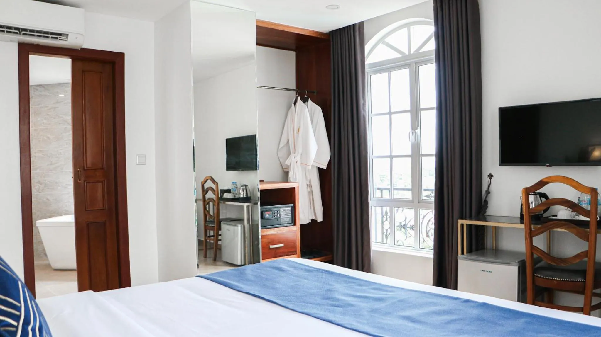 Photo of the whole room, Bed in Mettavary Hotel