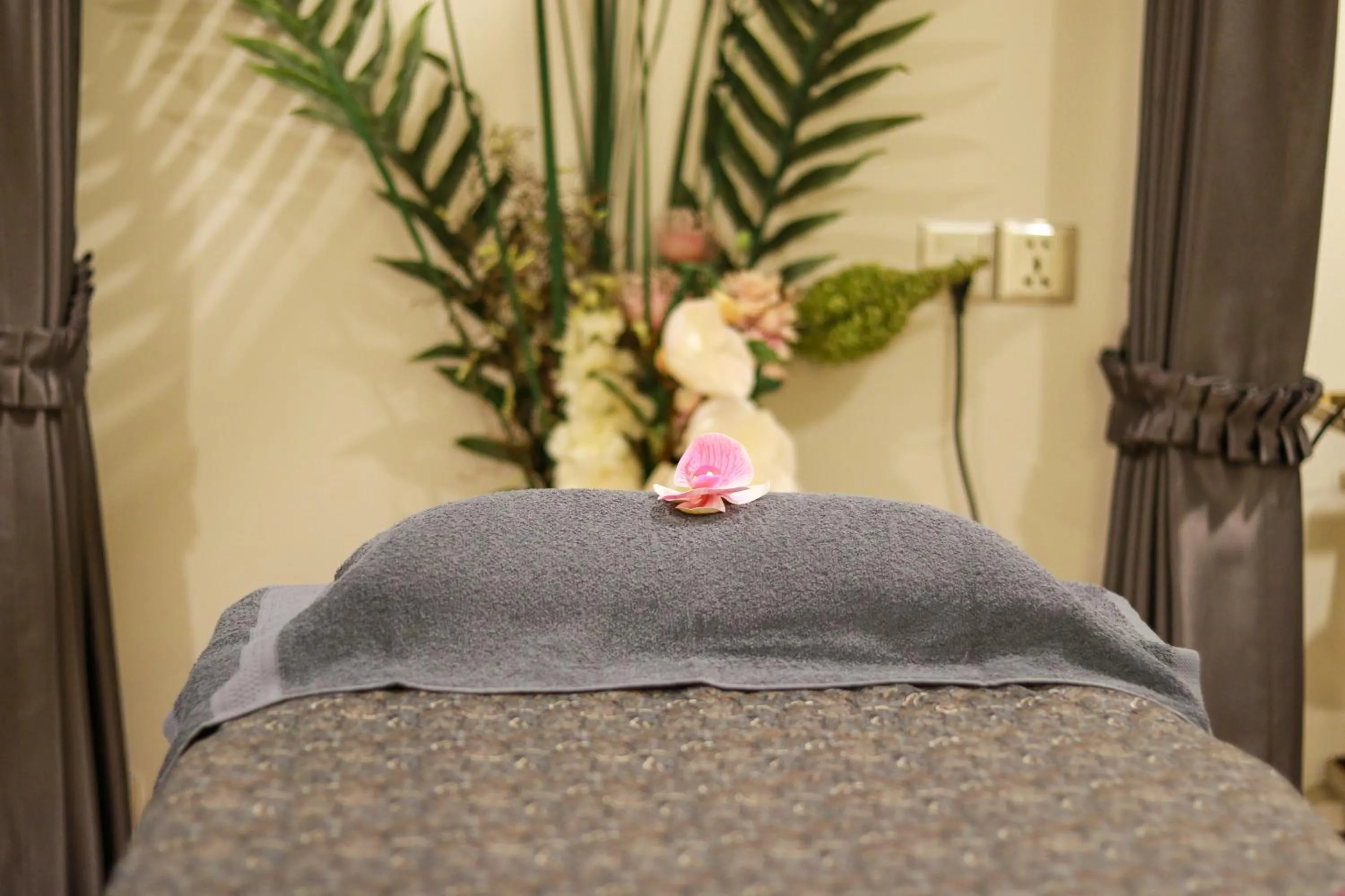 Massage, Bed in Mettavary Hotel