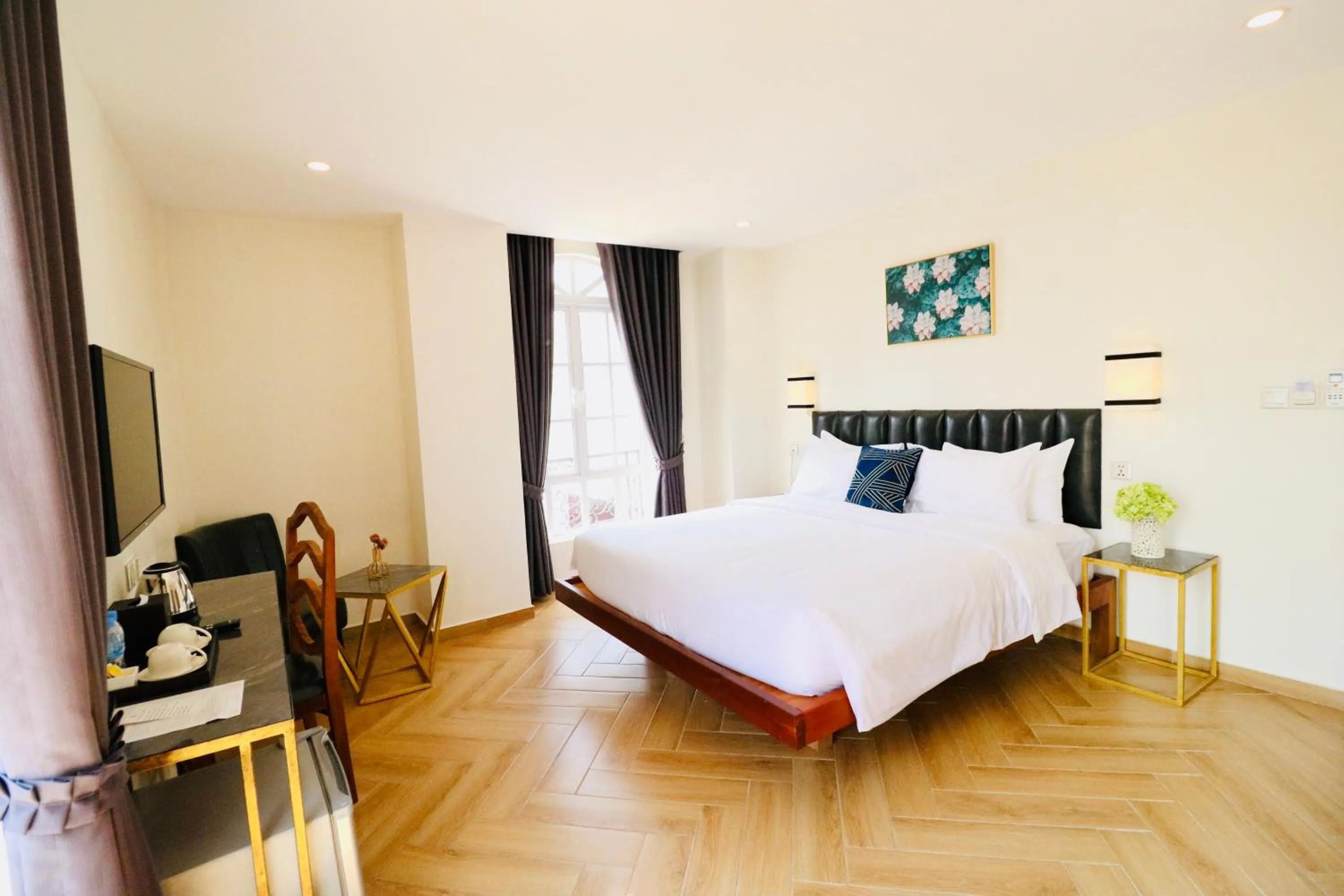 Photo of the whole room, Bed in Mettavary Hotel