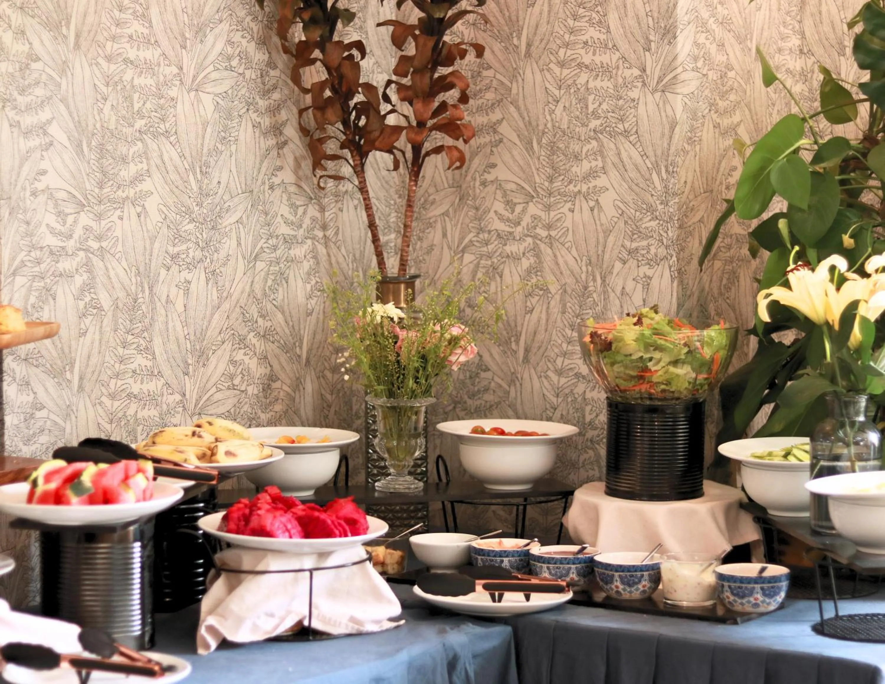 Restaurant/places to eat in Mettavary Hotel