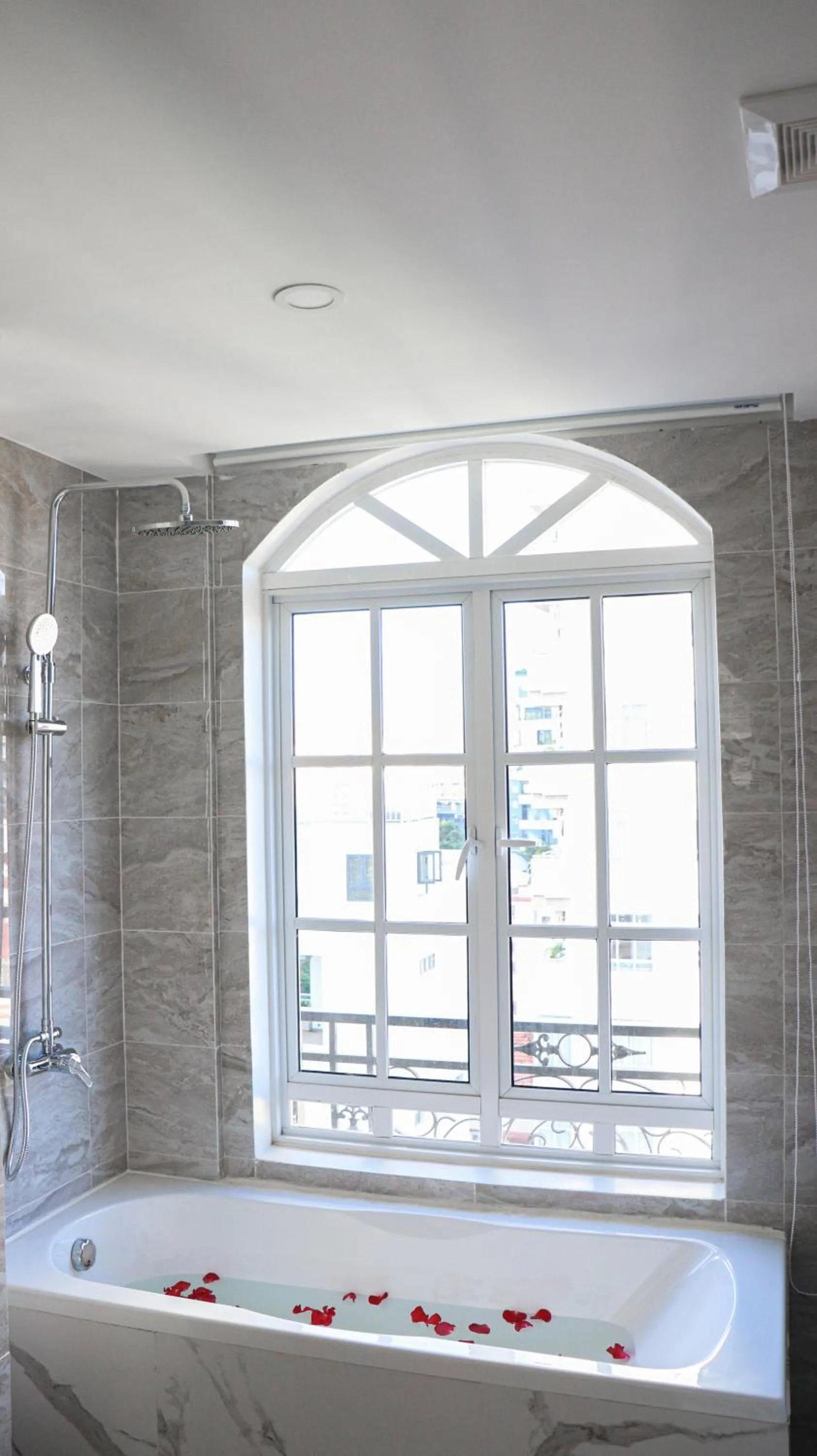 Swimming pool in Mettavary Hotel