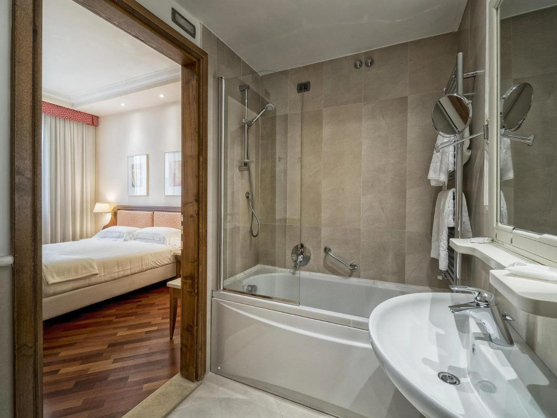 Bathroom, Bed in B&B Hotel Firenze Pitti Palace al Ponte Vecchio