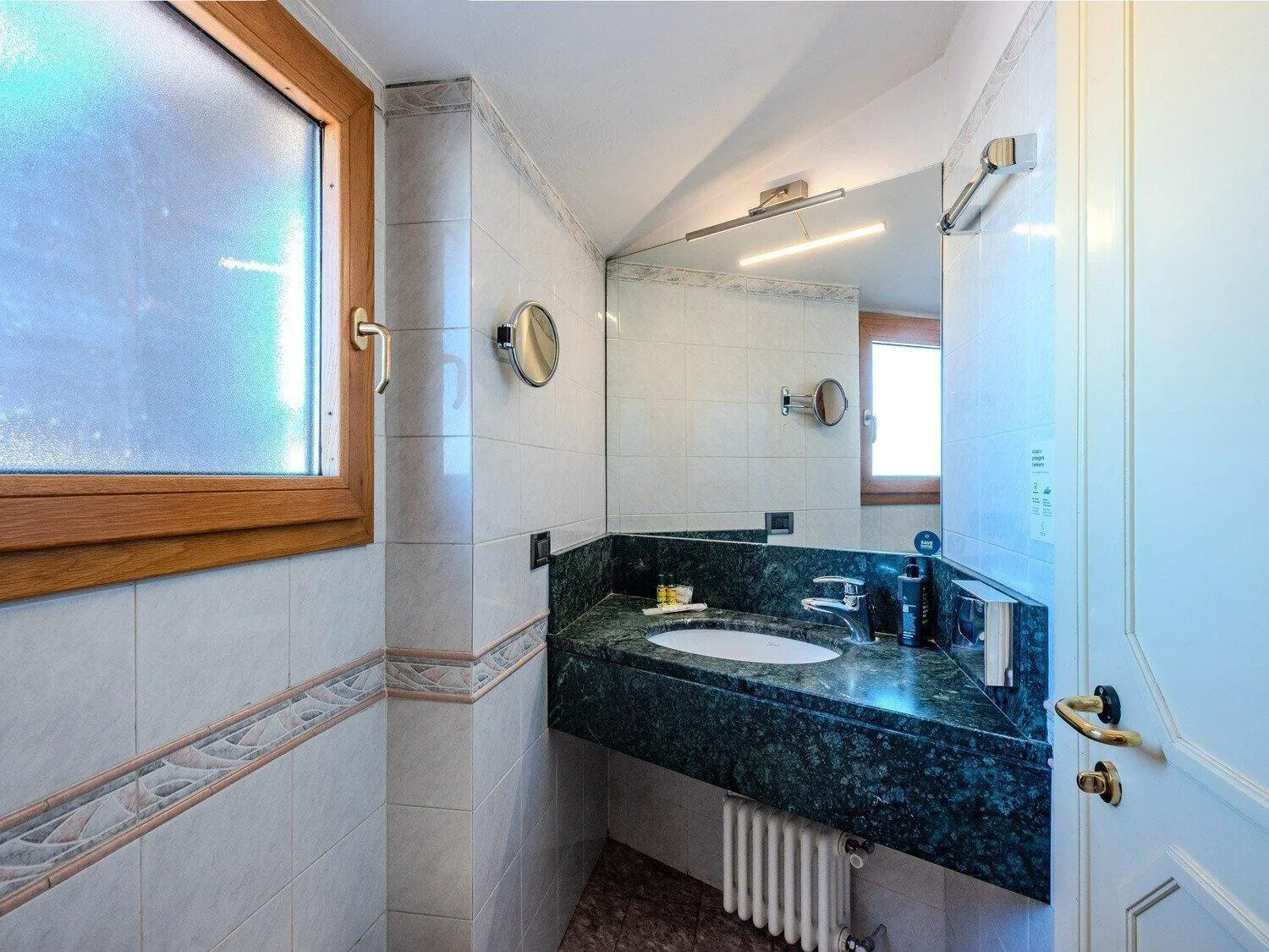 Bathroom in B&B Hotel Firenze Pitti Palace al Ponte Vecchio