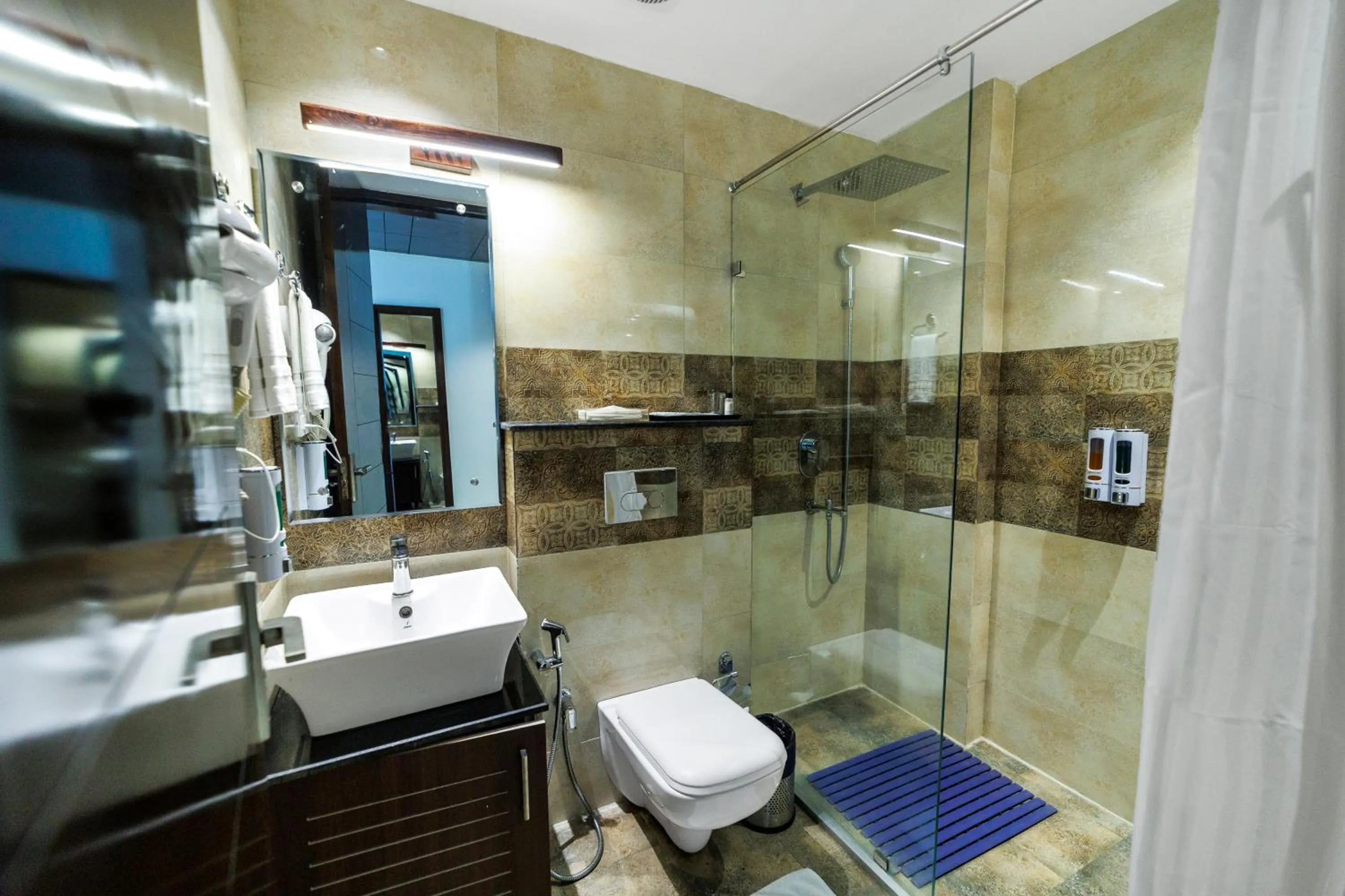 Toilet in INDE Reva Resorts Rishhikesh