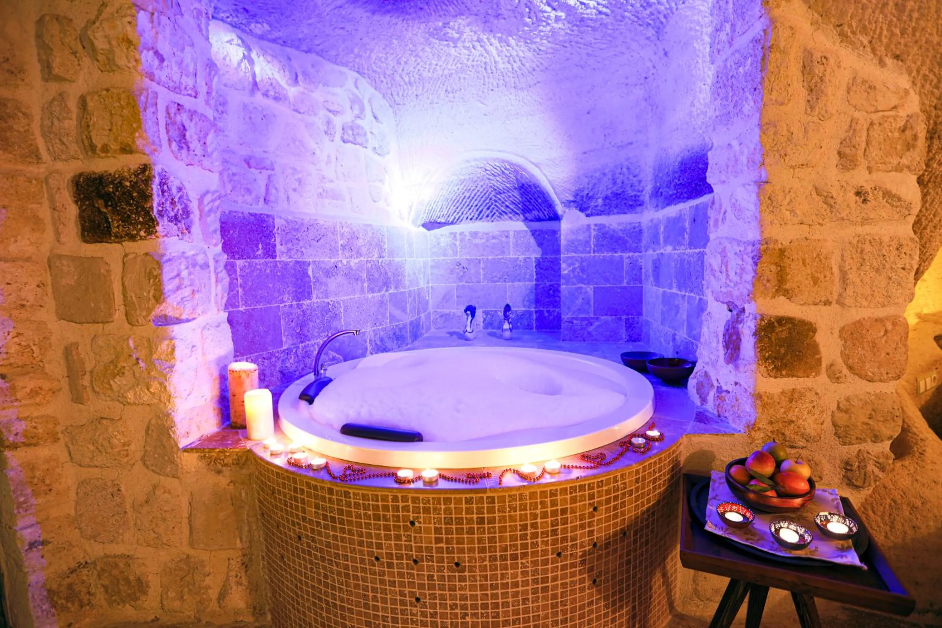 Bath in Sinasos Palace Cave Hotel